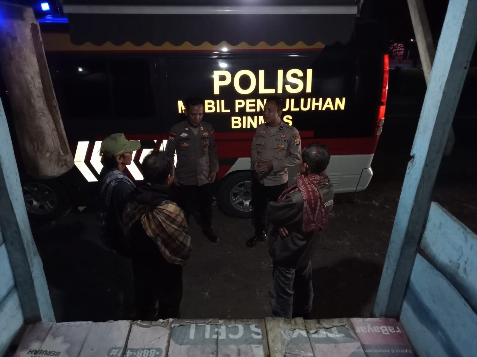 instruksi.co.id , Way Kanan - Satbinmas Polres Way Kanan melaksanakan kegiatan pelatihan Satkamling (Satuan Keamanan Lingkungan) di Pos Ronda Kampung Bumi Ratu, Sriwijaya Kecamatan umpu Semenguk Kampung Gedung Pakuon Kecamatan Baradatu Kabupaten Way Kanan. Sabtu (03/08/2024). Kegiatan yang dihadiri Kanit Kamsa Satbinmas Polres Way Kanan, Kanit Bintibsos Satbinmas Polres Way Kanan, Petugas Satkamling dan piket jaga Pos Kamling. Kapolres Way Kanan AKBP Adanan Mangopang melalui Kasat Binmas AKP Sundoro menuturkan kegiatan ini bertujuan untuk meningkatkan kemampuan dalam membantu Polri dalam pelatihan keamanan dan izin masyarakat jelang Pilkada Tahun 2024. Selain itu, menegakkan peraturan tata tertib serta membangkitkan kesadaran dan kewaspadaan keamanan di lingkungannya. Lanjut Kasat Binmas, dengan menggunakan mobil penyuluhan Satbinmas Polres Way Kanan kami memberikan pelatihan tentang aspek SDM sebagai Ketua Satkamling dan petugas ronda agar membuat jadwal petugas jaga, struktur Satkamling dan pengisian buku obat. Memberikan pelatihan tentang aspek kelengkapan sarana dan prasarana untuk mendukung kegiatan Satkamling seperti kentongan sebagai alat komunikasi/alarm, karung goni untuk transmisi api, tongkat dan borgol. Selanjutnya Satbinmas juga memberikan pembinaan mengenai aspek kegiatan operasional Satkamling mulai dari penjagaan, patroli hingga PPGD (Pertolongan pertama Gawat darurat). Kasat Binmas mengucapkan terima kasih kepada masyarakat yang berperan aktif dalam menjaga keamanan, untuk menjaga keamanan tentunya harus dilakukan secara bersama-sama. Kita harus saling berkolaborasi dalam cipta kondisi, selain tugas dari Kepolisian juga tanggung jawab masyarakat dan pemerintah daerah maka tidak ada kesempatan bagi pelaku tindak pidana.” Jelasnya.( Rojali/hmspol )