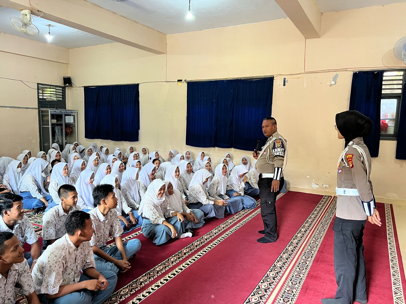 instruksi.co.d, Way Kanan - Satlantas Polres Way Kanan menggelar kegiatan Police Goes To School di SMK YP 17 Baradatu Kecamatan Baradatu Kabupaten Way Kanan, untuk meningkatkan dan menanamkan kesadaran disiplin berlalu lintas sejak dini. Kamis (01/08/2024). Dalam kegiatan itu, Kanit Kamsel Satlantas Polres Way Kanan Aiptu I Gusti bersama personel Satlantas Polres Way Kanan, dihadapan para pelajar memberikan sosialisasi tentang keselamatan berlalulintas dan upaya pencegahan untuk meminimalisasi pelanggaran. Disampaikan Kasat Lantas Polres Way Kanan AKP Suarjono Surya Ningrat kegiatan ini bertujuan untuk mengantisipasi terjadinya pelanggaran dan kecelakaan lalu lintas yang diakibatkan oleh pelajar serta menciptakan hubungan silaturahmi yang baik antara Polri dengan pelajar. Mencegah lebih baik daripada mengobati, karena begitu pentingya keselamatan dalam berkendara dengan mentaati peraturan lalu Lintas, sebab kecelakaan terjadi biasanya diawali dari pelanggaran yang dilakukan oleh pengendara terutama didominasi dari kalangan milenial. Upaya pencegahan tersebut Kanit Kamsel menerangkan kegunaan atau fungsi Helm SNI, mengingatkan pelajar agar tidak terlibat dalam aksi balap liar, termasuk larangan dan batasan anak dalam mengendarai sepeda motor di jalan raya. “Kedepannya pihaknya berharap siswa siswi patuh terhadap peraturan lalu lintas untuk mencegah dan menekan angka fatalitas kecelakaan lalu lintas yang dialami oleh pelajar,” Ungkap Kasat Lantas.(Rojali/rls)