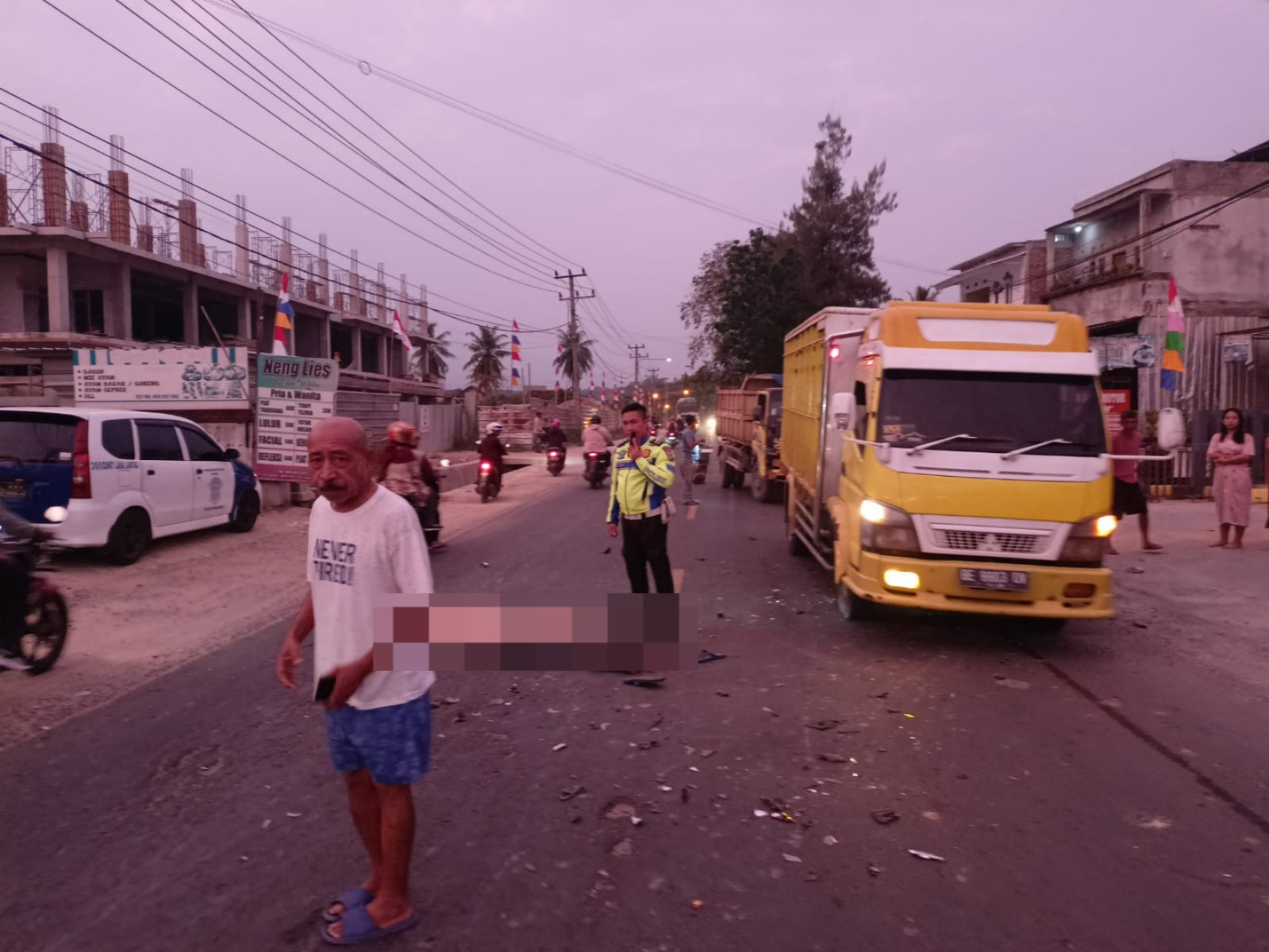 instruksi.co.id , Pringsewu- Seorang pengendara sepeda motor tewas dalam kecelakaan tragis yang terjadi di Jalan Lintas Barat Sumatera, tepatnya di depan SPBU Wates, Gadingrejo, Pringsewu, pada Senin (12/8/2024) siang. Korban diketahui bernama Tri Sandrosum (34), warga Kota Bogor, Jawa Barat. Menurut informasi yang dihimpun, sebelum kecelakaan terjadi, Tri Sandrosum mengendarai sepeda motor dari arah Bandar Lampung menuju Pringsewu. Sesampainya di lokasi kejadian, dari arah berlawanan melaju sebuah truk yang berbelok ke kanan, hendak mengantri bahan bakar di SPBU. Karena jarak yang sudah terlalu dekat, kecelakaan pun tak terelakkan, sepeda motor yang dikendarai korban menabrak bagian belakang sebelah kiri truk tersebut. Benturan keras yang terjadi mengakibatkan Tri mengalami luka parah di bagian wajah akibat membentur badan truk, dan meskipun segera dievakuasi ke Rumah Sakit Mitra Husada Pringsewu, nyawanya tidak dapat diselamatkan. Kasat Lalu Polres Pringsewu, Iptu David Pulner, saat dikonfirmasi oleh awak media membenarkan peristiwa kecelakaan ini. “Tim Satuan Gakkum Satlantas Polres Pringsewu telah diturunkan ke lokasi untuk melakukan olah tempat kejadian perkara,” ujar Iptu David, mewakili Kapolres Pringsewu AKBP M. Yunnus Saputra pada Senin siang. Iptu David menjelaskan, kecelakaan tersebut melibatkan dua kendaraan, yakni sepeda motor Honda CS1 dengan nomor polisi B 3658 EYW yang dikemudikan oleh korban, dan truk Mitsubishi Col-T bernomor polisi K 9844 BP yang dikemudikan oleh Ahmad Sobirin (52), warga Kelurahan Pajaresuk, Pringsewu. “Kecelakaan ini mengakibatkan satu korban jiwa dan kerugian materil yang diperkirakan mencapai Rp4 juta,” tambahnya. Namun, Iptu David menegaskan bahwa mengurung diri belum dapat memastikan siapa yang bersalah dalam peristiwa ini, karena masih dalam proses penyelidikan lebih lanjut. Kendaraan yang terlibat kecelakaan saat ini telah diamankan di kantor Unit Gakkum Satlantas Polres Pringsewu untuk penyidikan. Pihak penyidik ​​juga masih mengumpulkan keterangan dari sejumlah saksi, termasuk pengemudi truk yang terlibat dalam kecelakaan tersebut. Lebih lanjut, Iptu David mengimbau kepada masyarakat untuk selalu berhati-hati dan mematuhi peraturan lalu lintas, guna mencegah terjadinya kecelakaan serupa di masa mendatang. “Mari kita semua meningkatkan kewaspadaan dan disiplin dalam berlalu lintas. Kecelakaan seperti ini sering kali terjadi karena kelalaian atau kurangnya perhatian pengemudi. Pastikan untuk selalu mematuhi rambu-rambu lalu lintas, mengurangi kecepatan di area yang rawan kecelakaan, dan selalu menjaga jarak aman antar kendaraan,” ujar Iptu. Daud. ( hikmah/rls )