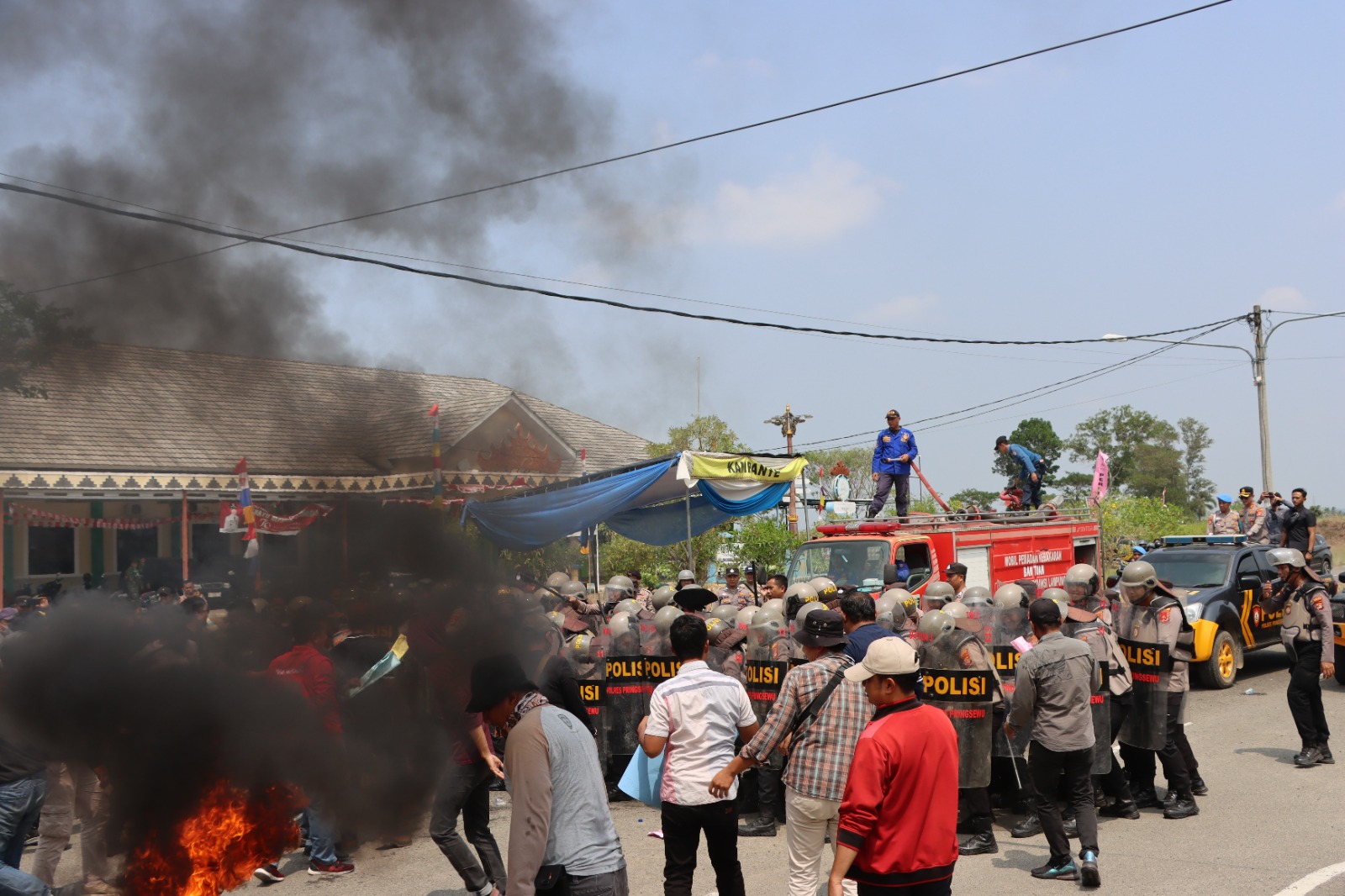 instruksi.co.id, Pringsewu - Suasana di Kantor Komisi Pemilihan Umum (KPU) Kabupaten Pringsewu pada Sabtu pagi, 24 Agustus 2024, sempat memanas saat massa yang tidak puas dengan hasil pemilihan mendatangi kantor tersebut. Massa yang datang untuk menyuarakan ketidakpuasan mereka, semakin berang dan berusaha memaksa masuk ke dalam kantor KPU meskipun di halangi apparat keamanan yang berjaga diluar kantor KPU. Situasi sempat memanas dengan adanya dorongan dan tendangan dari massa terhadap petugas kepolisian yang bersiaga dengan tameng lengkap. Namun, kesigapan aparat kepolisian dari Polres Pringsewu berhasil meredam aksi anarkis tersebut, mencegah massa memasuki kantor KPU. Kapolres Pringsewu, AKBP M. Yunnus Saputra, turun langsung ke lapangan. Dengan menggunakan pengeras suara, Yunnus berusaha menenangkan massa yang semakin tak terkendali. Usahanya membuahkan hasil, dan situasi yang semula tegang berhasil dikendalikan setelah apparat menembakan gas air mata dan menangkap provokator yang terus berupaya memanaskan situasi. Namun, kejadian dramatis ini bukanlah kejadian sebenarnya, melainkan bagian dari simulasi Sistem Pengamanan Kota (Sispamkota) yang digelar Polres Pringsewu sebagai persiapan menghadapi berbagai kemungkinan selama Pilkada 2024. Simulasi ini dirancang untuk mengantisipasi skenario terburuk, seperti unjuk rasa yang berujung anarkis, dan memastikan kesiapan seluruh personel dalam menjaga keamanan selama proses pemilu. Selain simulasi pengamanan di kantor KPU, Polres Pringsewu juga menggelar latihan pengamanan massa pendukung, pengawalan calon bupati, serta patroli gabungan antara TNI dan Polri dan pemerinrah daerah. Patroli ini menjadi simbol sinergi antara kedua institusi dalam menjaga stabilitas keamanan selama tahapan kampanye hingga pemungutan suara. Tak hanya itu, simulasi berlanjut dengan tahap pemungutan suara yang meliputi proses pencoblosan dan pengamanan kotak suara dari Tempat Pemungutan Suara (TPS) hingga ke Panitia Pemilihan Kecamatan (PPK). Kapolres Pringsewu menekankan pentingnya pengawalan kotak suara untuk memastikan proses demokrasi berjalan lancar dan sesuai ketentuan. "Simulasi ini adalah langkah penting untuk melatih kesiapan seluruh personel menghadapi berbagai kemungkinan yang dapat terjadi selama Pilkada. Kami berkomitmen untuk menjaga keamanan dan ketertiban, serta memastikan seluruh proses pemilu berjalan dengan menjunjung tinggi prinsip demokrasi," ujar AKBP M. Yunnus Saputra usai kegiatan. Lebih lanjut, AKBP M. Yunnus Saputra mengajak seluruh pihak, termasuk tim sukses, pendukung calon, serta masyarakat luas, untuk berpartisipasi aktif dalam menjaga ketenangan dan ketertiban selama berlangsungnya tahapan Pilkada. Menurutnya, keterlibatan semua elemen ini sangat vital dalam menjaga semangat demokrasi yang sehat dan adil di Kabupaten Pringsewu. "Keamanan dan kelancaran proses Pilkada tidak hanya tanggung jawab aparat keamanan, tetapi juga seluruh masyarakat. Kami berharap, dengan adanya simulasi ini, kesadaran akan pentingnya menjaga ketertiban dapat semakin meningkat," tambahnya. Di sisi lain, Polres Pringsewu juga menekankan bahwa mereka siap untuk menghadapi segala potensi gangguan yang mungkin muncul, baik saat masa kampanye, hari pencoblosan, hingga penghitungan suara. "Kami telah mempersiapkan skenario untuk berbagai kemungkinan, termasuk jika terjadi hal-hal yang tidak diinginkan. Dengan latihan dan persiapan yang matang, kami optimis dapat mengawal Pilkada ini dengan baik," tegas Kapolres.(Hikmah/rls)