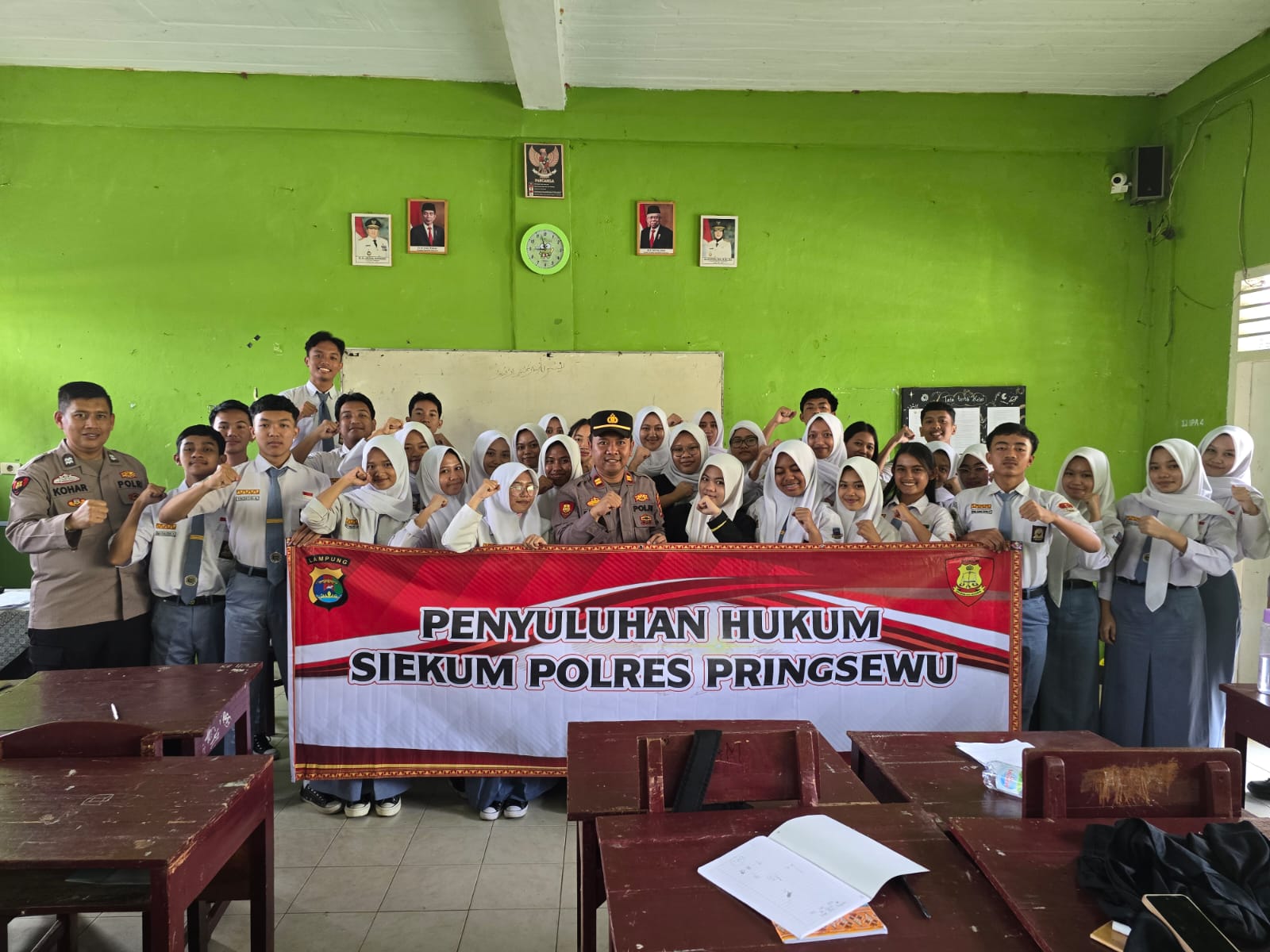 instruksi.co.id, Pringsewu - Seksi Hukum Polres Pringsewu mengadakan sosialisasi hukum di SMKN 1 Gadingrejo, Pringsewu, pada Selasa (6/8/2024). Kegiatan ini dipimpin langsung oleh Kepala Seksi Hukum, Iptu Eko Sujarwo. Dalam acara tersebut, Iptu Eko Sujarwo menyampaikan materi sosialisasi mengenai Undang-Undang Nomor 1 Tahun 2023 tentang Kitab Undang-Undang Hukum Pidana (KUHP) dan membahas bahaya kenakalan remaja yang semakin meningkat. Selain itu, beliau juga memberikan edukasi kepada para pelajar yang akan menjadi pemilih pemula menjelang Pemilihan Kepala Daerah (Pilkada) Kabupaten Pringsewu. "Acara ini bertujuan untuk meningkatkan pemahaman hukum di kalangan pelajar serta membekali mereka dengan pengetahuan yang memadai tentang aturan hukum yang berlaku dan pentingnya peran mereka sebagai pemilih pemula dalam Pilkada nanti," ujar Iptu Eko Sujarwo. Dengan adanya sosialisasi ini, Eko berharap para pelajar dapat lebih memahami konsekuensi hukum dari tindakan kriminalitas maupun kenakalan remaja dan menyadari pentingnya partisipasi aktif dalam proses demokrasi di tingkat daerah. Kegiatan ini juga mendapat respon positif dari para siswa dan pihak sekolah yang berharap kegiatan serupa dapat rutin dilaksanakan untuk mendukung terciptanya generasi muda yang taat hukum dan berwawasan luas.(hikmah/hmspol)