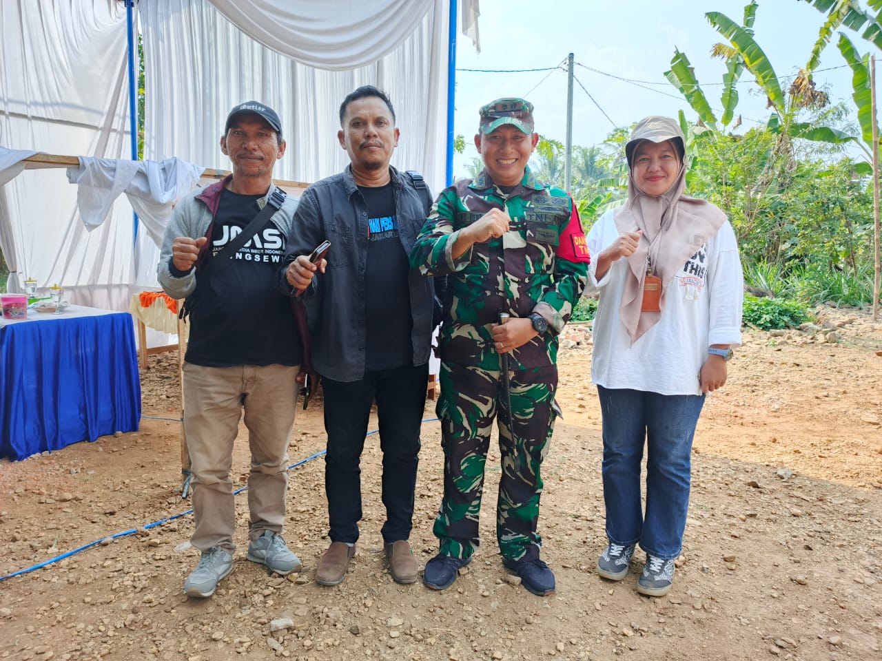 instruksi.co.id,Pringsewu - Ada tiga (3) sasaran dalam kegiatan Tentara Nasional Indonesia Manunggal Membangun Desa (TMMD) ke 121 yang dilaksanakan diwilayah Pekon/Desa Fajar Mulya, Kecamatan Pagelaran Utara, Kabupaten Pringsewu. Adapun ketiga sasaran dari kegiatan TMMD ke-121 yang mengusung tema "Darma Bakti TMMD Mewujudkan Percepatan Pembangunan di Wilayah" ini meliputi sasaran fisik, non fisik dan sasaran tambahan. Demikian dikemukakan Dandim 0424/TGM, Letkol Inf. Vicky Heru Harsanto, ditemui wartawan usai mengikuti zoom meeting di lokasi pembangunan sumur bor di RT 02 Dusun II, Pekon Fajar Mulya, Selasa, 30 Juli 2024. Menurut Letkol Inf. Vicky Heru, untuk kegiatan sasaran fisik yang dilakukan seperti membuka dan membangun jalan, membangun gorong-gorong buis beton, serta bedah rumah. Untuk non fisik lanjut Letkol Inf. Vicky Heru ada kegiatan penyuluhan dan pemeriksaan kesehatan gratis, serta mengajar ngaji bagi anak-anak. Sedangkan kegiatan tambahan berupa pembagian paket Sembako kepada warga kurang mampu dan anggota keluarganya yang terkena stunting. "Setiap hari Jumat, bersama koramil-koramil yang ada, saya turun ke rumah sasaran di setiap minggunya. Kebetulan, saya bersama istri ikut terjun langsung membagikan paket Sembako itu kepada warga," beber Letkol Inf. Vicky Heru yang sebelumnya pernah bertugas di Intan Jaya, Papua. Menurut Letkol Inf. Vicky Heru, TMMD ke-121 di Pekon/Desa Fajar Mulya, Kecamatan Pagelaran Utara akan berlangsung selama satu bulan, dimulai sejak 24 Juli dan akan berakhir pada tanggal 22 Agustus 2024. "Semua yang kita lakukan melalui TMMD ini, untuk masyarakat. Dan TNI harus bersama rakyat", tandas Letkol Inf. Vicky Heru.(hikmah)