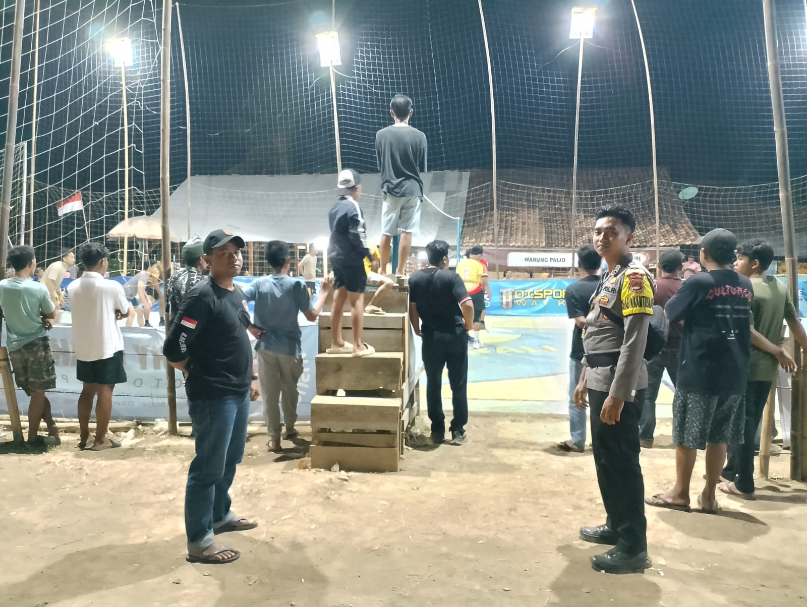 instruksi.co.id, Way Kanan - Polsek Banjit Polres Way Kanan memberikan pengamanan secara Langsung open Tournament Volley Ball dalam rangka HUT Kampung Argomulyo dan menyambut HUT RI Ke-79 di Dusun Rejo Mulyo Kampung Argomulyo Kecamatan Banjit Kabupaten Way Kanan. Rabu (07/08/2024) Pengamanan Turnament Volley Ball dihadiri empat personel Polsek Banjit Aipda Salmon Okta A, Bripka Komang Suka W, Bripka Wayan Sukandia dan Brigpol I Dewa Gede Wipra. Kapolres Way Kanan AKBP Adanan Mangopang melalui Kapolsek Banjit Iptu Supriyanto menyebut pengamanan ini dilakukan guna menghindari kerusuhan atau gangguan kamtibmas serta menjaga ketertiban selama pertandingan berlangsung. Menurutnya jika para pemain dan sporter yang tidak menerima kekalahan serta keputusan wasit yang dinilai berat, ini menjadi suatu ancaman yang dapat mengakibatkan ganguan kamtibmas berpotensi mengakibatkan korban jiwa dan material. Untul mengantisipasi hal tersebut, pihaknya selalu hadir di tengah masyarakat untuk memberikan pengamanan agar pertandingan berjalan dengan lancar dan tertib. Apa yang dilakukan personel ini mendapatkan sambutan positif dari salah seorang panitia penyelenggara, terimakasih atas pengamanannya sehingga kegiatan tersebut berlangsung aman dan terkendali tanpa ada permasalahan. Petugas Polsek Banjit juga mengajak para pemuda yang dalam hal ini adalah generasi Millenial, untuk dapat bijak di media sosial, apalagi tahun ini akan menghadapi Pilkada Serentak 2024. Pihaknya berharap generasi millenial untuk bersama-sama menjaga Kamtibmas, tidak melakukan hal yang merugikan diri mereka, tidak menjadi korban dari kejahatan sosial hingga kejahatan narkoba,”terang Kapolsek.(Rojali/rls)