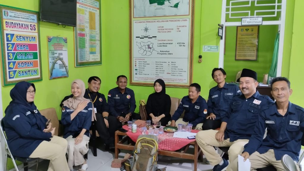 instruksi.co.id, Pringsewu - Pantia Pemungutan Suara (PPS) Kelurahan Pringsewu Utara melaksanakan Rapat Pleno Terbuka Rekapitulasi Daftar Pemilih Hasil Pemutakhiran (DPHP) tingkat kelurahan pada pemilihan Gubernur Dan Wakil Gubernur Pemilihan Bupati dan Wakil Bupati Tahun 2024. Giat tersebut dilaksanakan di kantor kelurahan Pringsewu Utara, Jum'at (02/08/2024).Rapat Pleno dipimpin oleh A.Candra ketua PPS Kelurahan Pringsewu Utara didampingi 2 anggota PPS Hermawan dan Khairul Ikhwan. Juga Salminah, Winaryono dan Shinta Rimadhani selaku sekertariat PPS Pringsewu Utara. Selain para Pantarlih Kelurahan Pringsewu Utara, hadir dalam kesempatan tersebut Achmad Kurniawan PPK Pringsewu Utara, Darma Winada Panwascam Pringsewu serta Noval selaku PKD Pringsewu Utara, Sofyan Bhabinkamtibmas Pringsewu Utara dan Anwari Babinsa Pringsewu Utara, juga para kepala Lingkungan kelurahan Pringsewu Utara. Kegiatan ini berdasarkan Peraturan Komisi Pemilihan Umum Nomor 7 Tahun 2024 tentang Penyusunan Daftar Pemilih Dalam Penyelenggaraan Pemilihan Gubernur Dan Wakil Gubernur, Bupati Dan Wakil Bupati, Serta Walikota Dan Wakil Walikota, dan Surat Keputusan Komisi Pemilihan Umum Nomor 799 Tahun 2024 tentang Petunjuk Teknis Penyusunan Daftar Pemilih Dalam Penyelenggaraan Pemilihan Gubernur Dan Wakil Gubernur, Bupati Dan Wakil Bupati, Serta Walikota Dan Wakil Walikota. Setelah Pantarlih melaksanakan coklit selama satu bulan lalu maka pada rapat pleno terbuka rekapitulasi Daftar Pemilih Hasil Pemutakhiran (DPHP) Kelurahan Pringsewu Utara dengan data laki-laki 3382 perempuan 3428 dengan total jumlah laki-laki dan perempuan 6810. Rapat pleno ini berjalan dengam lancar, di akhir kegiatan ini dilaksanakan juga pembagian Piagam Penghargaan dari dari Komisi Pemilihan Umum (KPU) Lampung kepada Pantarlih melalu PPS Kelurahan Pringsewu Utara.(Hikmah)