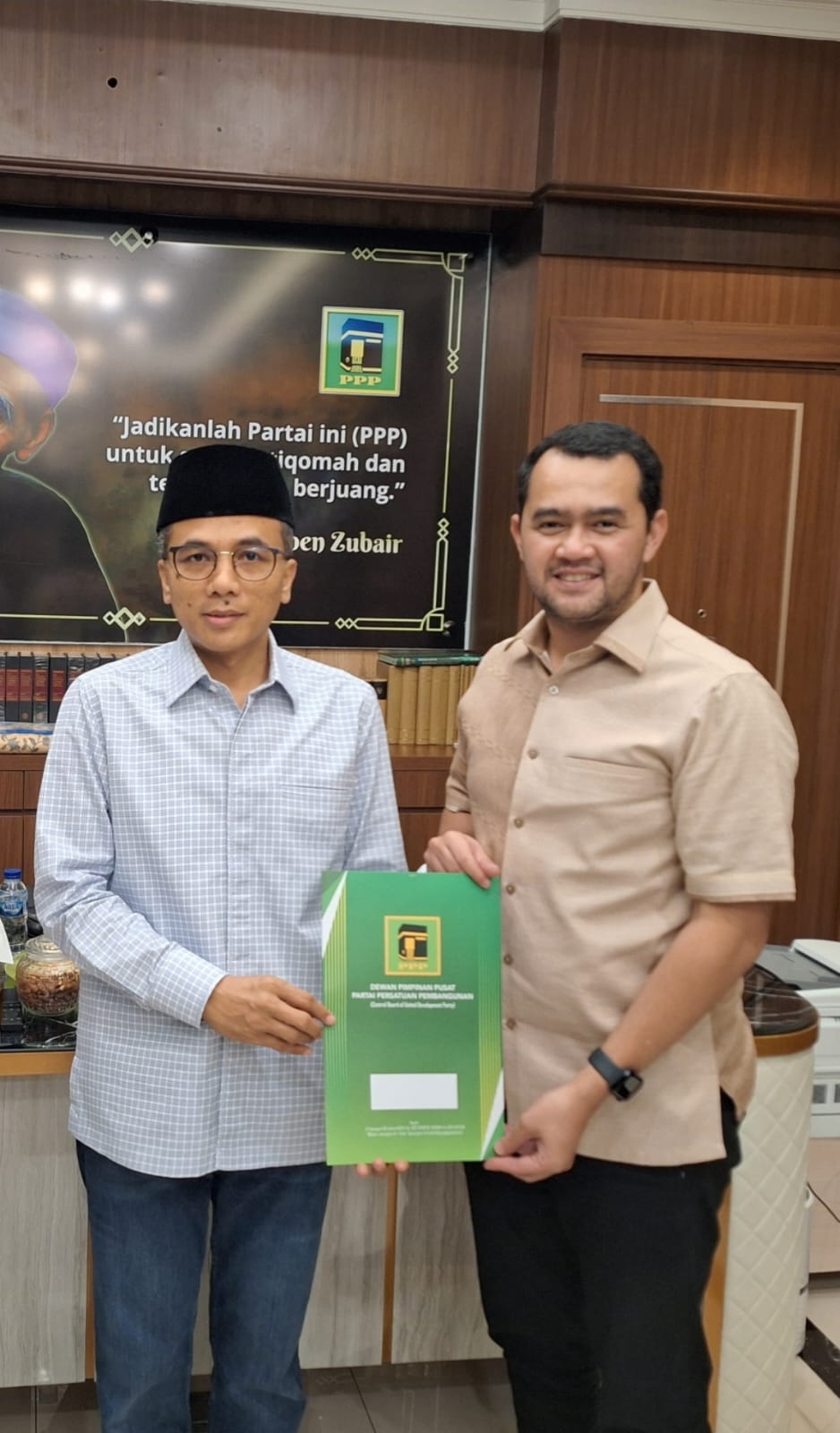 instruksi.co.id,Lampung – Dayung bersambut, niat mulia Ririn Kuswantari dan Wiriawan Sada Melindra yang ingin mengabdi di Kabupaten Pringsewu sepertinya temukan jalan mulus. Pasalnya, usai memperlihatkan SK rekomendasi dari Partai Golkar kamarin, kali ini beredar foto Sekjen DPP PPP, H. Moh. Arwani Thomafi, memberikan SK rekomendasi kepada pasangan calon tersebut yang diterima secara langsung oleh Wiriawan Sada Melindra. Diketahui, Dewan Pimpinan Pusat (DPP) Partai Persatuan Pembangunan (PPP) telah resmi mengeluarkan surat rekomendasi dengan nomor: 2965/IN/DPP/VII/2024 untuk pasangan calon bupati dan wakil bupati Pringsewu. Pasangan yang direkomendasikan tidak lain adalah Ririn Kuswantari dan Wiriawan Sada Melindra. Ketua DPW PPP Provinsi Lampung Supriyanto, saat dikonfirmasi mengatakan keputusan yang dikeluarkan oleh DPP PPP itu menegaskan dukungan PPP kepada Ririn Kuswantari, seorang calon bupati yang diharapkan dapat membawa perubahan positif bagi Pringsewu, dan Wiriawan Sada Melindra, yang akan mendampingi sebagai calon wakil bupati. "Sebenarnya PPP telah resmi memberi rekomendasi untuk pasangan calon Ririn Kuswantari dan Mas Wiriawan pada Minggu lalu. Surat rekomendasi tersebut diharapkan dapat memperkuat posisi mereka dalam Pilkada Pringsewu yang akan datang," ujarnya, Selasa (6/8/2024). Sebagai salah satu partai pengusung, Supriyanto menegaskan bahwa jajaran Pengurus PPP Pringsewu telah siap berjuang bersama-sama untuk memenangkan kontestasi Pilkada Pringsewu yang tidak lama lagi akan digelar. "Mari berjuang bersama, kami yakin pasangan ini memiliki kemampuan dan visi yang sesuai dengan harapan masyarakat Pringsewu. Dukungan ini merupakan bagian dari strategi PPP untuk menghadapi Pilkada dengan memajukan calon-calon yang dianggap mampu membawa kemajuan dan kesejahteraan bagi daerah tersebut," tutupnya. Berdasarkan aturan, Ririn dan Wiriawan telah cukup memenuhi syarat. Dengan Partai Golkar Pringsewu yang miliki 7 kursi anggota DPRD ditambah PPP 1 kursi, artinya pasangan tersebut sudah bisa berlayar menuju Pilkada serentak mendatang. Tidak sampai disitu, berdasarkan pantauan tim media, desas-desus kemungkinan besar bertambahnya partai koalisi bisa terjadi. Karena, sosok pasangan calon Ririn dan Wiriawan selain memiliki elektabilitas yang cukup tinggi, juga komunikasi politik kepada partai lainpun terus berjalan. (hikmah/rls)