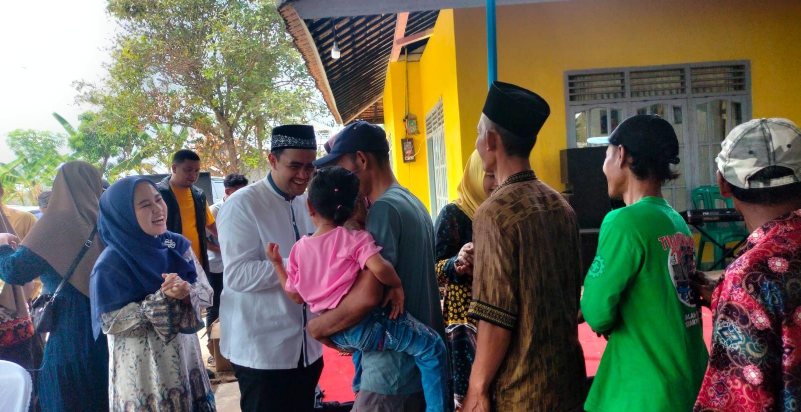 instruksi.co.id , Pringsewu - Wiriawan Sada Melindra, S.TP, MM., atau Mas Wieiawan, Calon Wakil Bupati Pringsewu sekaligus pendamping Ririn Kuswantari, S.Sos, Calon Bupati Pringsewu di Pilkada Pringsewu 2023, memohon doa restu kepada keluarga besar Mbah Insalami dan Sri Wirahni, kerabat dan handai taulan. Permohonan itu disampaikan Mas Wiriawan, anak pertama dari Prof. DR. Sri Indra Trigunarso, M.Kes ini dalam kesempatan menggelar doa bersama di rumah, tempatnya dilahirkan di Dusun Jugjugan, Pekon Yogyakarta Selatan, Kecamatan Gadingrejo, Minggu (11/08/2024). “Saya ingin meminta doa restu, kepada Mbah, Pakde, Bule, Om dan Tante serta kerabat lainnya. Semoga perjalanan kami berdua di Pilkada Pringsewu, berjalan lancar dan dimudahkan segalanya”, ucap Mas Wiriawan, cucu dari almarhum pak Insalami ini. Mas Wiriawan juga memperkenalkan jati dirinya kepada keluarga besar almarhum Insalami yang tak lain adalah kakeknya. “Pada 37 tahun yang lalu, saya dilahirkan di rumah ini. Kami mohon doa dan dukungannya, semoga di Pilkada nanti, kami terpilih menjadi Bupati dan Wakil Bupati Pringsewu”, ucap Mas Wiriawan yang memiliki tekad dan keinginan kuat untuk mengabdikan diri bagi masyarakat Pringsewu. Untuk diketahui, almarhum Insalami, kakek dari Mas Wiriawan, dulunya berprofesi sebagai guru dan merupakan tokoh pendidikan. Sementara Prof.DR. Sri Indra Trigunarso, S.KM., M.Kes, bapak kandung dari Mas Wiriawan merupakan guru besar di Poltekkes Tanjungkarang, Bandarlampung. (Hikmah/ful)