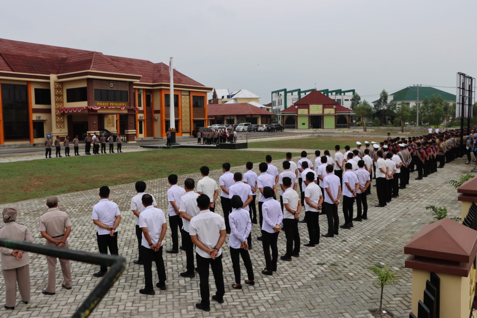 instruksi.co.id, Pringsewu — AKBP M. Yunnus Saputra yang baru Seminggu menjabat Kapolres Pringsewu memberikan arahan perdana dalam apel pagi jam pimpinan di Mapolres Pringsewu pada Senin (12/8/2024) pagi. Dihadapan ratusan anggota kepolisian, mantan Kanit 5 Subdit 3 Dittipciber Bareskrim Polri ini mengingatkan pentingnya pengabdian terbaik bagi masyarakat. Ia menekankan bahwa setiap anggota kepolisian harus bekerja dengan penuh dedikasi, menjunjung tinggi integritas, dan memberikan pelayanan terbaik dalam setiap tugasnya. Menjelang Pemilukada 2024, perwira menengah berpangkat Melati dua ini juga memberikan instruksi tegas kepada seluruh jajarannya. "Kita harus siap siaga dan melaksanakan pengamanan secara maksimal," tegas Yunnus. Ia juga menekankan pentingnya menjaga prinsip netralitas dalam setiap tahapan Pemilukada, agar proses demokrasi dapat berjalan dengan lancar dan tanpa gangguan. Dalam arahannya, Yunnus memberikan perhatian khusus kepada para personel Bhabinkamtibmas yang bertugas di tingkat desa. Sebagai ujung tombak kepolisian, ia berharap mereka dapat lebih aktif dalam memberikan sosialisasi dan edukasi terkait pemilu damai. "Bhabinkamtibmas harus mampu berkolaborasi dengan berbagai elemen masyarakat di tempat tugasnya," ujar Yunnus. Kapolres menilai, peran Bhabinkamtibmas sangat vital dalam menciptakan suasana Pemilukada yang aman, damai, dan kondusif. Dengan adanya sinergi antara Bhabinkamtibmas dan masyarakat, Yunnus optimis Pemilukada di Pringsewu akan berjalan dengan lancar dan damai, sesuai dengan harapan bersama. Hadir dalam kegiatan apel ini, Wakapolres Pringsewu Kompol Robi Bowo Wicaksono, SH, Para pejabat Utama Polres Pringsewu, perwira staf dan seluruh personel Bhabinkamtibmas dan ASN Polres Pringsewu  (hikmah/rls)