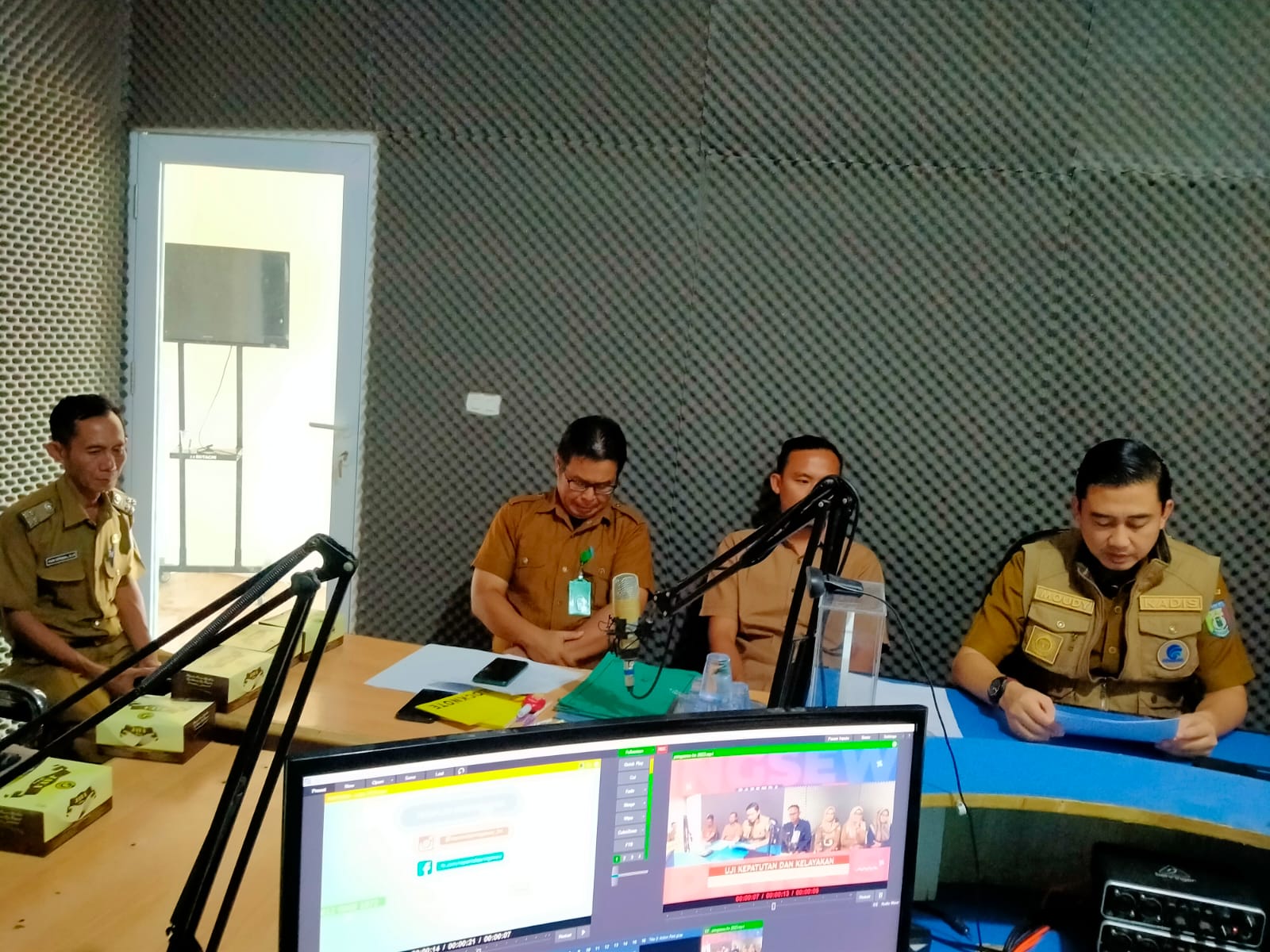 instruksi.co.id, Pringsewu - 5 orang calon Dewan Direksi Lembaga Penyiaran Publik Lokal (LPPL) Radio Siaran Pemerintah Daerah (Rapemda) Kabupaten Pringsewu mengikuti Uji Kepatutan dan Kelayakan yang dilaksanakan oleh Dewan Pengawas LPPL Rapemda Pringsewu, Senin (5/8/2024). Kelima calon tersebut, masing-masing Fitri Faula, Pujianto, Sukamti, Yuliana Sulastri dan Yuni Efrizal, setelah sebelumnya dilakukan seleksi berkas administrasi. Pada Uji Kepatutan dan Kelayakan, para calon Direksi LPPL Pringsewu tersebut menyampaikan pemaparan Visi dan Misi serta Program Kerja Direksi di hadapan Dewan Pengawas yang terdiri dari Moudy Ary Nazolla, Regi Yonata dan Isnanto Hapsara. Selain penyampaian Visi Misi dan Program Kerja, Dewan Pengawas juga melakukan pendalaman atas paparan yang disampaikan para calon Direksi, serta dilakukan tanya jawab. "Alhamdulillah, Dewan Pengawas LPPL telah melaksanakan uji kelayakan terhadap para calon Dewan Direksi guna memastikan bahwa mereka yang terpilih nanti memiliki kualifikasi yang sesuai dan kompetensi yang diperlukan dalam mengelola operasional LPPL dengan efektif," ujar Ketua Dewan Pengawas LPPL Pringsewu Moudy Ary Nazolla. Uji kelayakan dan kepatutan ini, kata Moudy, merupakan bagian dari komitmen untuk memastikan bahwa seluruh jajaran direksi LPPL dapat menghadapi tantangan yang kompleks dalam mewujudkan LPPL yang bermanfaat besar bagi masyarakat, khususnya yang ada di Kabupaten Pringsewu. "Ada lima poin yang menjadi penilaian, meliputi Kewibawaan, Pengalaman, Wawasan, Paparan Visi dan Misi, serta Program Kerja," katanya. Pihaknya memastikan Uji Kepatutan dan Kelayakan Calon Dewan Direksi LPPL Rapemda Pringsewu ini berlangsung transparan berdasarkan penilaian yang objektif, yang kesemuanya dalam rangka memajukan LPPL Radio Siaran Pemerintah Daerah Kabupaten Pringsewu. Sementara itu, anggota Dewan Pengawas, Isnanto Hapsara menambahkan bahwa proses pemilihan dan penentuan Dewan Direksi LPPL Kabupaten Pringsewu ini berjalan sesuai mekanisme, dan tidak ada istilah titip-titipan. "Terlebih, kami Dewan Pengawas dari unsur masyarakat dan praktisi penyiaran saat Uji Kepatutan dan Kelayakan di hadapan Komisi I DPRD Pringsewu beberapa waktu lalu diwanti-wanti agar dalam menentukan Direksi LPPL dipilih yang terbaik, dan tidak ada intervensi dari pihak manapun, guna memajukan LPPL Kabupaten Pringsewu kedepan," ujarnya. (Hikmah/Ant)