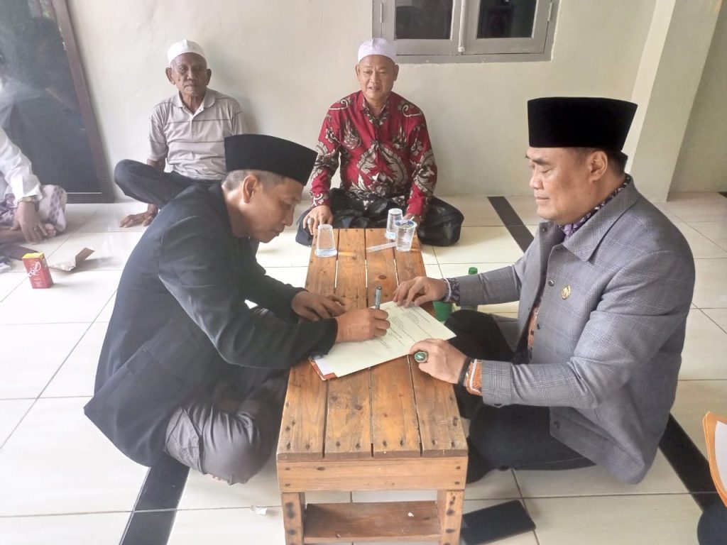 instruksi.co.id, Tangerang - Tangerang tanggal 01 Agustus 2024, adalah hari yang sangat penting bagi warga perumahan Surya Jaya Indah Desa Cempaka, Kecamatan Cisoka Kabupaten Tangerang. Khusus nya ketua harian Keluarga orang sumatera terintegrasi (Kostrat) Zailani, yang mana beliau adalah ketua penerima wakaf sebidang tanah, yang di wakap kan oleh H.Andan melalui ketua harian Kostrat untuk di bangun rumah ibadah Masjid.Dan untuk nama masjid tersebut nanti insyaAllah akan diberi nama Masjid Hikimatul Falhiyah. Nazir selaku ketua harian Kostrat langsung mendaftar kan tanah wakaf tersebut ke Kantor Urusan Agama (KUA) agar dap..at segera diterbitkan surat resmi resmi wakaf nya dari  Kementerian Agama Republik Indonesia (Kemenag RI). Beliau menyampaikan. "Alhamdulillah kurang lebih satu bulan dari awal pengajuan, hari ini surat wakaf dari departemen agama di serahkan langsung oleh Ketua  kecamatan  Cisoka di dampingi oleh ketua MUI Kiyai Haji Juhri dan ketua RW 09, Muhayat serta tokoh ulama lain nya,"ujarnya. Dalam kesempatan itu pula ketua MUI Cisoka sangat mengapresiasi ketua Nazir dalam hal ini Zailani, yang sudah lelegalkan data wakaf dan ini bisa menjadi contoh untuk yang lain nya,ucapnya. Nampak di terlihat dokumentasi saat H.Andan menyerahkan surat Wakaf kepaada ketu Nazir. Tentu besar harapan semoga semoga sesuai dengan visi dan misi terbentuknya Kostrat dapat berguna bagi warga masyrakat banyak serta selalumenyentuh langsung ke mmasyarakat.(Rojali/*) 