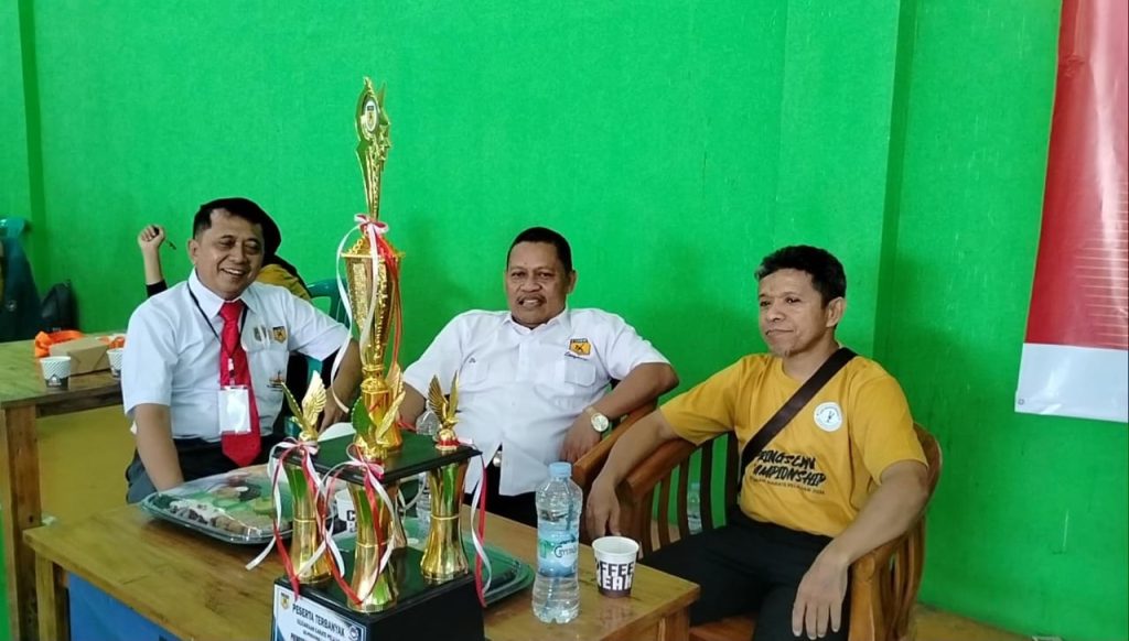 instruksi.co.id, Pringsewu - Kejuaraan Karate Pelajar se-Provinsi Lampung, Pringsewu Championship 2024 yang dibuka langsung oleh Zulmar, S.Pd.I selaku ketua panitia pelaksana sekaligus ketua Pengcab  (Kushin Ryu M Karate-do Indonesia (KKI) Pringsewu, didampingi oleh Pairin selaku ketua  Federasi Olahraga Karate-Do Indonesia (FORKI) Lampung Tengah. Gelaran kegiatan ini akan berjalan selama 2 hari dari Sabtu - Minggu (07 sampai 08 September 2024)  bertempat di Gor Mini Princhsto Pringsewu, Sabtu (07/9/2024).Zulmar, S.Pd.I selaku ketua panitia pelaksana dalam kesempatan itu menyampaikan bahwa giat ini memperebutkan piala pelajar dapat berjalan lancar dan dapat menumbuhkan bibit bibit atlet yang mumpuni serta kedepan kegiatan serupa akan di adakan secara open.

Zulmar, S.Pd.I yang juga ketua KKI Pringsewu ini mengatakan. "Kegiatan ini sekaligus dalam rangka menyambut hari olah raga nasional  (haornas), juga untuk pembinaan mulai dari usia dini, TK, SD dan SLTA. Sengaja kita tampilkan dalam kegiatan ini agar mereka menambah pengalaman, juga agar anak-anak lebih disiplin dalam kehidupannya serta diharapkan anak-anak ini dapat jauh dari pergaulan-pergaulan yang merusak diri mereka. Kita juga berharap agar Kegiatan ini dapat menorehkan prestasi untuk mereka baik tingkat lokal maupun nasional agar mereka menjadi atlet-atlet handal," ujarnya.

Lebih lanjut Zulmar mengatakan. " Kita juga setiap tahunnya akan mengikuti kegiatan O2SN yang diselenggarakan oleh dinas pendidikan dari tingkat SD hingga SLTA, mudah-mudahan dengan ajang ini memberikan motivasi kepada anak-anak kita, maka mereka berlatih hingga dapat memberikan yang terbaik.

Untuk peserta yang mengikuti kegiatan ini kurang lebih 700 atlet dari Lampung Selatan, Lampung Tengah, Tanggamus, Pesawaran, Bandar Lampung dan khusus juga dari Pringsewu dan untuk jumlah peserta yang terbanyak dikirim dari Forki Lampung Tengah yang diketuai oleh Pairin,"pungkasnya.

Senada dengan itu Pairin selaku ketua Federasi Olahraga Karate-Do Indonesia (FORKI) Lampung Tengah sangat mengapresiasi adanya giat kejuaraan ini.
Kejuaraan karate pelajar ini bertujuan untuk persiapan menghadapi seleksi kejuaraan tingkat nasional di tahun yang akan datang.

"Kejuaraan karate antar pelajar  se-Lampung yang dilaksanakan di Pringsewu ini kami sangat mengapresiasi. Karena ini dapat memberikan motivasi pada pelajar, sehingganya ini akan ditemukan nantinya kader-kader yang punya potensi untuk atlet dan mereka akan bermanfaat bagi dirinya. Terutama  para pelajar yang sekarang ini mulai dini mereka sudah meningkatkan  olahraga beladiri ini yang sangat bermanfaat bagi dirinya dan juga ke depannya.," ujar Pairin.(hikmah)