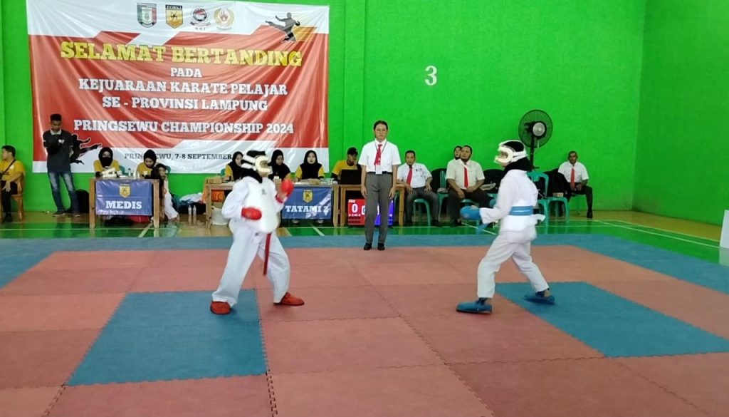 instruksi.co.id, Pringsewu - Kejuaraan Karate Pelajar se-Provinsi Lampung, Pringsewu Championship 2024 yang dibuka langsung oleh Zulmar, S.Pd.I selaku ketua panitia pelaksana sekaligus ketua Pengcab  (Kushin Ryu M Karate-do Indonesia (KKI) Pringsewu, didampingi oleh Pairin selaku ketua  Federasi Olahraga Karate-Do Indonesia (FORKI) Lampung Tengah. Gelaran kegiatan ini akan berjalan selama 2 hari dari Sabtu - Minggu (07 sampai 08 September 2024)  bertempat di Gor Mini Princhsto Pringsewu, Sabtu (07/9/2024).Zulmar, S.Pd.I selaku ketua panitia pelaksana dalam kesempatan itu menyampaikan bahwa giat ini memperebutkan piala pelajar dapat berjalan lancar dan dapat menumbuhkan bibit bibit atlet yang mumpuni serta kedepan kegiatan serupa akan di adakan secara open.

Zulmar, S.Pd.I yang juga ketua KKI Pringsewu ini mengatakan. "Kegiatan ini sekaligus dalam rangka menyambut hari olah raga nasional  (haornas), juga untuk pembinaan mulai dari usia dini, TK, SD dan SLTA. Sengaja kita tampilkan dalam kegiatan ini agar mereka menambah pengalaman, juga agar anak-anak lebih disiplin dalam kehidupannya serta diharapkan anak-anak ini dapat jauh dari pergaulan-pergaulan yang merusak diri mereka. Kita juga berharap agar Kegiatan ini dapat menorehkan prestasi untuk mereka baik tingkat lokal maupun nasional agar mereka menjadi atlet-atlet handal," ujarnya.

Lebih lanjut Zulmar mengatakan. " Kita juga setiap tahunnya akan mengikuti kegiatan O2SN yang diselenggarakan oleh dinas pendidikan dari tingkat SD hingga SLTA, mudah-mudahan dengan ajang ini memberikan motivasi kepada anak-anak kita, maka mereka berlatih hingga dapat memberikan yang terbaik.

Untuk peserta yang mengikuti kegiatan ini kurang lebih 700 atlet dari Lampung Selatan, Lampung Tengah, Tanggamus, Pesawaran, Bandar Lampung dan khusus juga dari Pringsewu dan untuk jumlah peserta yang terbanyak dikirim dari Forki Lampung Tengah yang diketuai oleh Pairin,"pungkasnya.

Senada dengan itu Pairin selaku ketua Federasi Olahraga Karate-Do Indonesia (FORKI) Lampung Tengah sangat mengapresiasi adanya giat kejuaraan ini.
Kejuaraan karate pelajar ini bertujuan untuk persiapan menghadapi seleksi kejuaraan tingkat nasional di tahun yang akan datang.

"Kejuaraan karate antar pelajar  se-Lampung yang dilaksanakan di Pringsewu ini kami sangat mengapresiasi. Karena ini dapat memberikan motivasi pada pelajar, sehingganya ini akan ditemukan nantinya kader-kader yang punya potensi untuk atlet dan mereka akan bermanfaat bagi dirinya. Terutama  para pelajar yang sekarang ini mulai dini mereka sudah meningkatkan  olahraga beladiri ini yang sangat bermanfaat bagi dirinya dan juga ke depannya.," ujar Pairin.(hikmah)