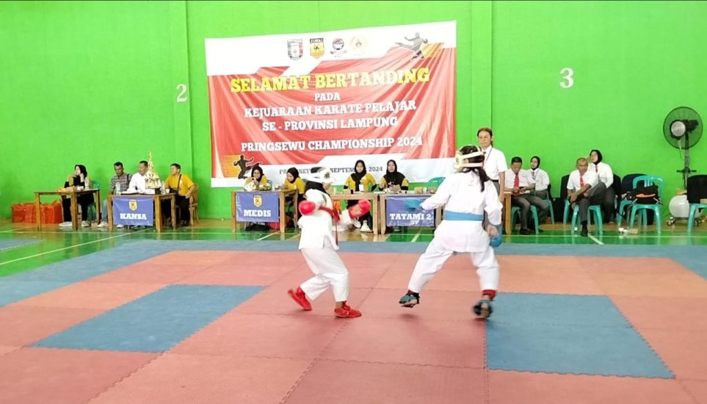 instruksi.co.id, Pringsewu - Kejuaraan Karate Pelajar se-Provinsi Lampung, Pringsewu Championship 2024 yang dibuka langsung oleh Zulmar, S.Pd.I selaku ketua panitia pelaksana sekaligus ketua Pengcab  (Kushin Ryu M Karate-do Indonesia (KKI) Pringsewu, didampingi oleh Pairin selaku ketua  Federasi Olahraga Karate-Do Indonesia (FORKI) Lampung Tengah. Gelaran kegiatan ini akan berjalan selama 2 hari dari Sabtu - Minggu (07 sampai 08 September 2024)  bertempat di Gor Mini Princhsto Pringsewu, Sabtu (07/9/2024).Zulmar, S.Pd.I selaku ketua panitia pelaksana dalam kesempatan itu menyampaikan bahwa giat ini memperebutkan piala pelajar dapat berjalan lancar dan dapat menumbuhkan bibit bibit atlet yang mumpuni serta kedepan kegiatan serupa akan di adakan secara open.

Zulmar, S.Pd.I yang juga ketua KKI Pringsewu ini mengatakan. "Kegiatan ini sekaligus dalam rangka menyambut hari olah raga nasional  (haornas), juga untuk pembinaan mulai dari usia dini, TK, SD dan SLTA. Sengaja kita tampilkan dalam kegiatan ini agar mereka menambah pengalaman, juga agar anak-anak lebih disiplin dalam kehidupannya serta diharapkan anak-anak ini dapat jauh dari pergaulan-pergaulan yang merusak diri mereka. Kita juga berharap agar Kegiatan ini dapat menorehkan prestasi untuk mereka baik tingkat lokal maupun nasional agar mereka menjadi atlet-atlet handal," ujarnya.

Lebih lanjut Zulmar mengatakan. " Kita juga setiap tahunnya akan mengikuti kegiatan O2SN yang diselenggarakan oleh dinas pendidikan dari tingkat SD hingga SLTA, mudah-mudahan dengan ajang ini memberikan motivasi kepada anak-anak kita, maka mereka berlatih hingga dapat memberikan yang terbaik.

Untuk peserta yang mengikuti kegiatan ini kurang lebih 700 atlet dari Lampung Selatan, Lampung Tengah, Tanggamus, Pesawaran, Bandar Lampung dan khusus juga dari Pringsewu dan untuk jumlah peserta yang terbanyak dikirim dari Forki Lampung Tengah yang diketuai oleh Pairin,"pungkasnya.

Senada dengan itu Pairin selaku ketua Federasi Olahraga Karate-Do Indonesia (FORKI) Lampung Tengah sangat mengapresiasi adanya giat kejuaraan ini.
Kejuaraan karate pelajar ini bertujuan untuk persiapan menghadapi seleksi kejuaraan tingkat nasional di tahun yang akan datang.

"Kejuaraan karate antar pelajar  se-Lampung yang dilaksanakan di Pringsewu ini kami sangat mengapresiasi. Karena ini dapat memberikan motivasi pada pelajar, sehingganya ini akan ditemukan nantinya kader-kader yang punya potensi untuk atlet dan mereka akan bermanfaat bagi dirinya. Terutama  para pelajar yang sekarang ini mulai dini mereka sudah meningkatkan  olahraga beladiri ini yang sangat bermanfaat bagi dirinya dan juga ke depannya.," ujar Pairin.(hikmah)