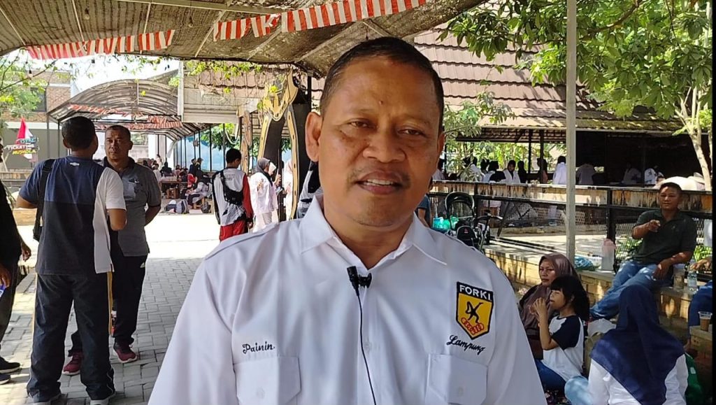 instruksi.co.id, Pringsewu - Kejuaraan Karate Pelajar se-Provinsi Lampung, Pringsewu Championship 2024 yang dibuka langsung oleh Zulmar, S.Pd.I selaku ketua panitia pelaksana sekaligus ketua Pengcab  (Kushin Ryu M Karate-do Indonesia (KKI) Pringsewu, didampingi oleh Pairin selaku ketua  Federasi Olahraga Karate-Do Indonesia (FORKI) Lampung Tengah. Gelaran kegiatan ini akan berjalan selama 2 hari dari Sabtu - Minggu (07 sampai 08 September 2024)  bertempat di Gor Mini Princhsto Pringsewu, Sabtu (07/9/2024).Zulmar, S.Pd.I selaku ketua panitia pelaksana dalam kesempatan itu menyampaikan bahwa giat ini memperebutkan piala pelajar dapat berjalan lancar dan dapat menumbuhkan bibit bibit atlet yang mumpuni serta kedepan kegiatan serupa akan di adakan secara open.

Zulmar, S.Pd.I yang juga ketua KKI Pringsewu ini mengatakan. "Kegiatan ini sekaligus dalam rangka menyambut hari olah raga nasional  (haornas), juga untuk pembinaan mulai dari usia dini, TK, SD dan SLTA. Sengaja kita tampilkan dalam kegiatan ini agar mereka menambah pengalaman, juga agar anak-anak lebih disiplin dalam kehidupannya serta diharapkan anak-anak ini dapat jauh dari pergaulan-pergaulan yang merusak diri mereka. Kita juga berharap agar Kegiatan ini dapat menorehkan prestasi untuk mereka baik tingkat lokal maupun nasional agar mereka menjadi atlet-atlet handal," ujarnya.

Lebih lanjut Zulmar mengatakan. " Kita juga setiap tahunnya akan mengikuti kegiatan O2SN yang diselenggarakan oleh dinas pendidikan dari tingkat SD hingga SLTA, mudah-mudahan dengan ajang ini memberikan motivasi kepada anak-anak kita, maka mereka berlatih hingga dapat memberikan yang terbaik.

Untuk peserta yang mengikuti kegiatan ini kurang lebih 700 atlet dari Lampung Selatan, Lampung Tengah, Tanggamus, Pesawaran, Bandar Lampung dan khusus juga dari Pringsewu dan untuk jumlah peserta yang terbanyak dikirim dari Forki Lampung Tengah yang diketuai oleh Pairin,"pungkasnya.

Senada dengan itu Pairin selaku ketua Federasi Olahraga Karate-Do Indonesia (FORKI) Lampung Tengah sangat mengapresiasi adanya giat kejuaraan ini.
Kejuaraan karate pelajar ini bertujuan untuk persiapan menghadapi seleksi kejuaraan tingkat nasional di tahun yang akan datang.

"Kejuaraan karate antar pelajar  se-Lampung yang dilaksanakan di Pringsewu ini kami sangat mengapresiasi. Karena ini dapat memberikan motivasi pada pelajar, sehingganya ini akan ditemukan nantinya kader-kader yang punya potensi untuk atlet dan mereka akan bermanfaat bagi dirinya. Terutama  para pelajar yang sekarang ini mulai dini mereka sudah meningkatkan  olahraga beladiri ini yang sangat bermanfaat bagi dirinya dan juga ke depannya.," ujar Pairin.(hkmah)