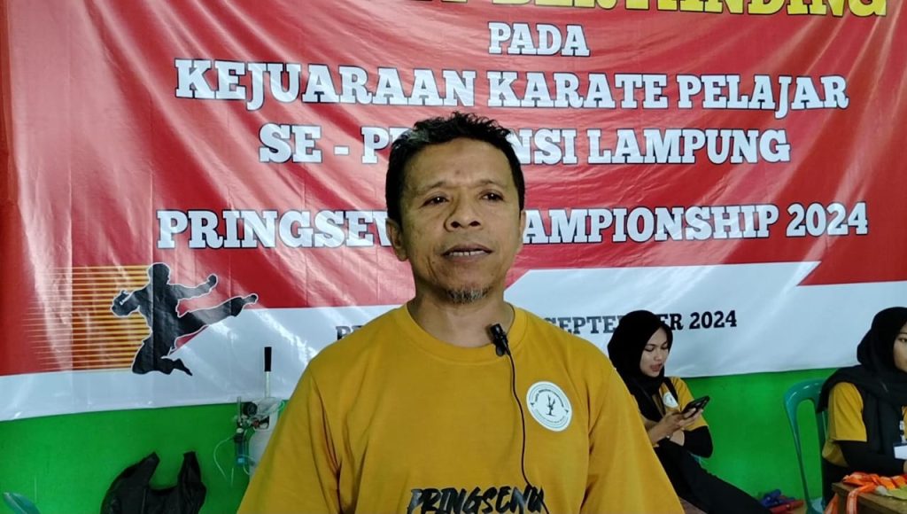 instruksi.co.id, Pringsewu - Kejuaraan Karate Pelajar se-Provinsi Lampung, Pringsewu Championship 2024 yang dibuka langsung oleh Zulmar, S.Pd.I selaku ketua panitia pelaksana sekaligus ketua Pengcab  (Kushin Ryu M Karate-do Indonesia (KKI) Pringsewu, didampingi oleh Pairin selaku ketua  Federasi Olahraga Karate-Do Indonesia (FORKI) Lampung Tengah. Gelaran kegiatan ini akan berjalan selama 2 hari dari Sabtu - Minggu (07 sampai 08 September 2024)  bertempat di Gor Mini Princhsto Pringsewu, Sabtu (07/9/2024).Zulmar, S.Pd.I selaku ketua panitia pelaksana dalam kesempatan itu menyampaikan bahwa giat ini memperebutkan piala pelajar dapat berjalan lancar dan dapat menumbuhkan bibit bibit atlet yang mumpuni serta kedepan kegiatan serupa akan di adakan secara open.

Zulmar, S.Pd.I yang juga ketua KKI Pringsewu ini mengatakan. "Kegiatan ini sekaligus dalam rangka menyambut hari olah raga nasional  (haornas), juga untuk pembinaan mulai dari usia dini, TK, SD dan SLTA. Sengaja kita tampilkan dalam kegiatan ini agar mereka menambah pengalaman, juga agar anak-anak lebih disiplin dalam kehidupannya serta diharapkan anak-anak ini dapat jauh dari pergaulan-pergaulan yang merusak diri mereka. Kita juga berharap agar Kegiatan ini dapat menorehkan prestasi untuk mereka baik tingkat lokal maupun nasional agar mereka menjadi atlet-atlet handal," ujarnya.

Lebih lanjut Zulmar mengatakan. " Kita juga setiap tahunnya akan mengikuti kegiatan O2SN yang diselenggarakan oleh dinas pendidikan dari tingkat SD hingga SLTA, mudah-mudahan dengan ajang ini memberikan motivasi kepada anak-anak kita, maka mereka berlatih hingga dapat memberikan yang terbaik.

Untuk peserta yang mengikuti kegiatan ini kurang lebih 700 atlet dari Lampung Selatan, Lampung Tengah, Tanggamus, Pesawaran, Bandar Lampung dan khusus juga dari Pringsewu dan untuk jumlah peserta yang terbanyak dikirim dari Forki Lampung Tengah yang diketuai oleh Pairin,"pungkasnya.

Senada dengan itu Pairin selaku ketua Federasi Olahraga Karate-Do Indonesia (FORKI) Lampung Tengah sangat mengapresiasi adanya giat kejuaraan ini.
Kejuaraan karate pelajar ini bertujuan untuk persiapan menghadapi seleksi kejuaraan tingkat nasional di tahun yang akan datang.

"Kejuaraan karate antar pelajar  se-Lampung yang dilaksanakan di Pringsewu ini kami sangat mengapresiasi. Karena ini dapat memberikan motivasi pada pelajar, sehingganya ini akan ditemukan nantinya kader-kader yang punya potensi untuk atlet dan mereka akan bermanfaat bagi dirinya. Terutama  para pelajar yang sekarang ini mulai dini mereka sudah meningkatkan  olahraga beladiri ini yang sangat bermanfaat bagi dirinya dan juga ke depannya.," ujar Pairin.(hikmah)