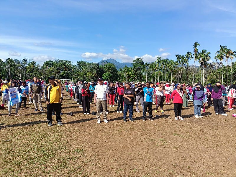 instruksi.co.id, Way Kanan – Wakil Bupati Way Kanan, Drs. H. Ali Rahman, MT, Hadiri kegiatan Senam Gerakan Masyarakat Sehat(GERMAS) di Lapangan Bola Dusun 03, Kampung Bonglai, Kecamatan Banjit, Kabupaten Way Kanan,Rabu (18/09/2024)Kegiatan tersebut juga dihadiri oleh Anggota DPRD Way Kanan, Mulyadi, Staf Ahli Bupati, Kepala Dinas Pemuda, Olahraga, dan Pariwisata (Porapar), Sekretaris Kecamatan (Sekcam), Kasi Pemerintahan Kecamatan Banjit,Tenaga Kesehatan Puskesmas,serta para Kepala Kampung se-Kecamatan Banjit.

Dalam Sambutannya Wabup Ali Rahman mengatakan,kegiatan senam ini merupakan bagian dari upaya mendukung program GERMAS untuk meningkatkan kesadaran masyarakat akan pentingnya menjaga kesehatan melalui aktivitas fisik.

“Dalam kesempatan ini, saya ingin menyampaikan apresiasi yang sebesar-besarnya kepada seluruh masyarakat yang telah berpartisipasi dalam kegiatan senam Gerakan Masyarakat Sehat (GERMAS) ini",jelas Wabup.

Ali Rahman pun menyampaikan dengan berolahraga secara rutin, seperti senam yang lakukan hari ini, dapat mencegah berbagai penyakit dan meningkatkan kualitas hidup.Berkomitmen untuk menjaga kesehatan diri dan keluarga kita, serta bersama-sama mewujudkan masyarakat yang lebih sehat dan produktif di Kabupaten Way Kanan.

“Terima kasih kepada semua pihak yang telah mendukung acara ini, semoga manfaatnya bisa dirasakan oleh seluruh lapisan masyarakat.”tutupnya.(Rojali/rls)