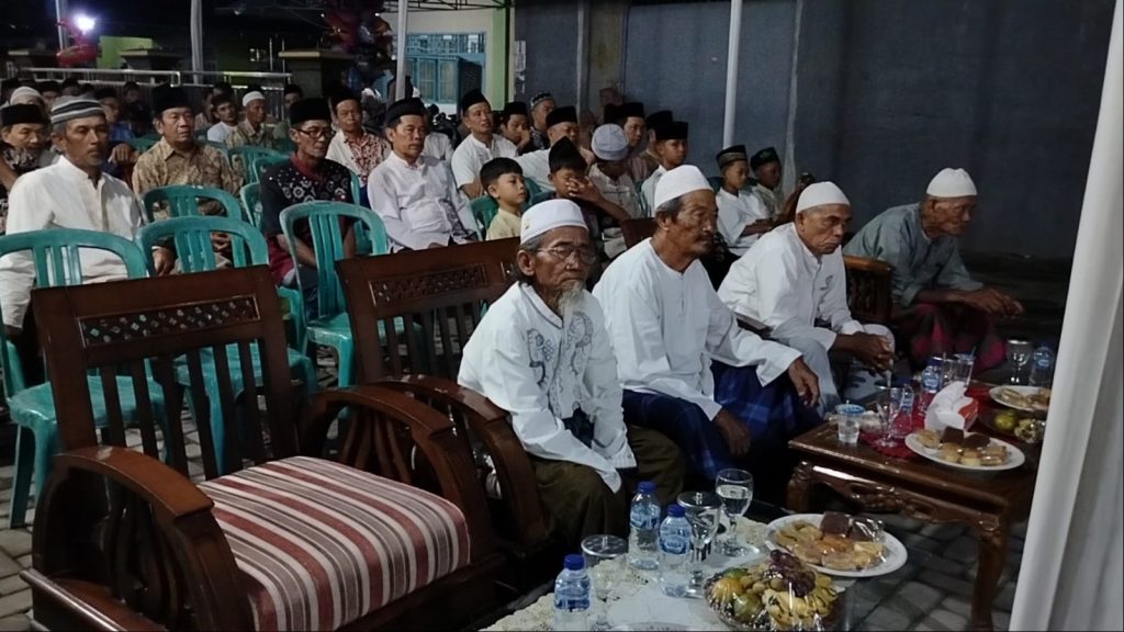 RT 01 & 02 LK1 Pringsewu Utara Peringati Maulid Nabi Muhammad SAW 1446 H / 2024 Minstruksi.co.id Pringsewu - Jama'ah Masjid Nurul Iman Lingkungan 1, RT 01 dan 02 Kelurahan Pringsewu Utara Kecamatan Pringsewu Kabupaten Pringsewu bersama Panitia Hari Besar Islam (PHBI) setempat melaksanakan kegiatan memperingati Maulid Nabi Muhammad SAW Tahun 1446 H / 2024 M, Sabtu (5/10/2024). Sebelum kegiatan ini dilaksanakan jama'ah Masjid Nurul Iman membentuk kepanitiaan khusus kegiatan Maulid Nabi Muhammad SAW ini agar kegiatan dapat berjalan dengan baik. Mulai dari rapat pembentukan seksi-seksi kepanitiaan dan lainya. Hingga kegiatan dilaksanakan sesuai kesepakatan yaitu hari Sabtu malam 05 Oktober 2024. Seperti yang disampaikan Prayitno dalam sambutanya atas nama ketua kepanitiaan sangat mengapresiasi atas terselenggaranya kegiatan ini. "Alhamdulillah pada malam ini kita telah dapat melaksanakan kegiatan memperingati Maulid Nabi Muhammad SAW dengan meriah, semoga dalam semangat kita ini dapat menambah memperkuat iman dan Islam kita. Sesuai dengan tema "Menanamkan Keteladanan Nabi Muhammad SAW Untuk Mencapai Kesuksesan Dunia Akhirat," "Juga saya sampaikan ucapan terimakasih serta apresiasi untuk panitia serta seluruh warga masyarakat dalam kita bersama sama menyukseskan kegiatan ini," ucapnya. Antusias jama'ah menghadiri kegiatan tersebut, baik dari lingkungan masjid Nurul Iman juga dari undangan lainya. Penampilan Hadroh menyambut Kedatangan para tamu undangan. Dalam kesempatan ini tema yang diangkat dalam Maulid Nabi Muhammad SAW Tahun 1446 H / 2024 M ini adalah, "Menanamkan Keteladanan Nabi Muhammad SAW Untuk Mencapai Kesuksesan Dunia Akhirat," Tak lupa juga beberapa penampilan yang di tampilkan dari anak anak pengajian setempat, diantaranya senandung islami, sholawat serta Da'i. Berkesempatan hadir dalam undangan memberikan siraman rohani Ustadz KH.Muhammad Tohari, dimana beliau adalah salah seorang Da'i kondang di kabupaten Pringsewu walau sudah berusia cukup sepuh namun semangat berdakwah masih membara. Ustadz KH.Muhammad Tohari menyampaikan siraman rohaninya dengan gaya khasnya, mengajak beribadah dan memantapkan ke imanan dan ke Islaman kita. "Mari kita beribadah laksanakan segalah yang di perintahkan Allah SWT, tingkatkan ke Imanan dan ke Islaman laksanakan Sholat lima waktu serta amal ibadah lainya jauhi semua larangan larangan Allah SWT. Karena yang akan kita bawa menghadap nanti adalah amal ibadah kita," dalam sedikit kutipan ceramahnya. Tak terasa 1 jam 30 menit siraman rohani yang diberikan oleh ustadz KH Muhammad Tohari sampai dengan berakhirnya ceramahnya maka berakhir pula acara kegiatan memperingati Maulid Nabi Muhammad SAW 1446 H / 2024 di Masjid Nurul Iman LK1 RT 01 & 02 Pringsewu Utara yang ditutup dengan Do'a. (Hikmah)