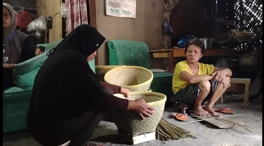 instruksi.co.id, Pringsewu - Gerakan penanaman bambu yang diprakarsai oleh Penjabat Bupati Pringsewu, Marindo Kurniawan, melalui surat edaran bernomor 031/630/U.06/2024, semakin mendapat perhatian. Inisiatif ini tidak hanya sekadar ajakan, melainkan sebuah seruan untuk membangun kesadaran kolektif masyarakat akan pentingnya bambu bagi lingkungan dan ekonomi lokal.Syaifullah, Ketua Jaringan Media Siber Indonesia (JMSI) Pringsewu, mengungkapkan bahwa bambu merupakan ikon dan ciri khas daerah tersebut. Di Kecamatan Gadingrejo, tanaman ini telah menjadi bagian integral dari kehidupan masyarakat, khususnya dalam aspek ekonomi.

Dalam penjelasannya, Syaifullah menyebutkan bahwa pengolahan bambu menjadi berbagai produk perabotan rumah tangga berpusat di tiga pekon, yaitu Kediri, Mataram, dan Tulung Agung. "Di Pekon Tulung Agung, sekitar 90 persen warga menggantungkan hidup dari usaha pengayaman bambu," terangnya.

Meskipun demikian, pasokan bambu yang diperlukan oleh para pengrajin di Gadingrejo saat ini masih bergantung pada pasokan dari luar daerah. "Mereka harus membeli bambu dari Pujorahayu dan Roworejo di Kabupaten Pesawaran," imbuh Syaifullah, yang juga meraih juara kedua dalam lomba artikel bertajuk "Membangun Pringsewu dari Bambu."

Situasi ini, menurutnya, mengindikasikan perlunya penanaman bambu di daerah Pringsewu. Jika tidak segera dilakukan, ada risiko pasokan bambu akan semakin menipis, yang tentunya akan berdampak buruk pada perekonomian lokal.

Syaifullah juga melihat peluang bagi masyarakat Pringsewu untuk membuka lahan atau perkebunan bambu. Tanaman ini, selain tidak memerlukan perawatan yang rumit, juga memiliki nilai ekonomis yang tinggi. "Bambu bisa menjadi peluang usaha yang menjanjikan," katanya.

Lebih jauh, Syaifullah menekankan bahwa kesadaran kolektif untuk kembali menanam bambu sangat penting. Bambu memiliki banyak manfaat, salah satunya adalah kemampuannya untuk menyimpan air, yang sangat berharga di musim kemarau.

Keberadaan bambu juga berperan dalam penghijauan dan perlindungan lingkungan. Dengan akar serabutnya, bambu mampu mencegah erosi tanah dan menjaga kesuburan lahan. "Mari kita awali gerakan ini dari diri kita sendiri dengan menanam bambu di lahan-lahan yang tersedia," ajak Syaifullah.

Kampanye Bambunisasi ini bukan hanya soal penanaman, tetapi juga pendidikan. Masyarakat perlu diedukasi tentang manfaat bambu dan teknik penanaman yang tepat. "Dengan pengetahuan yang baik, kita bisa memaksimalkan potensi bambu sebagai sumber daya alam yang berkelanjutan," tambahnya.

Bentuk dukungan dari berbagai pihak, termasuk pemerintah dan masyarakat, akan sangat berpengaruh dalam kelangsungan gerakan ini. Kerjasama antar stakeholder diharapkan bisa meningkatkan hasil dari penanaman bambu.

Melalui gerakan ini, diharapkan masyarakat Pringsewu akan lebih menghargai keberadaan bambu dan memahami pentingnya menjaga keberlanjutannya untuk generasi mendatang. Mari bersama-sama menyukseskan Bambunisasi untuk masa depan yang lebih baik.(instruksi/*)
