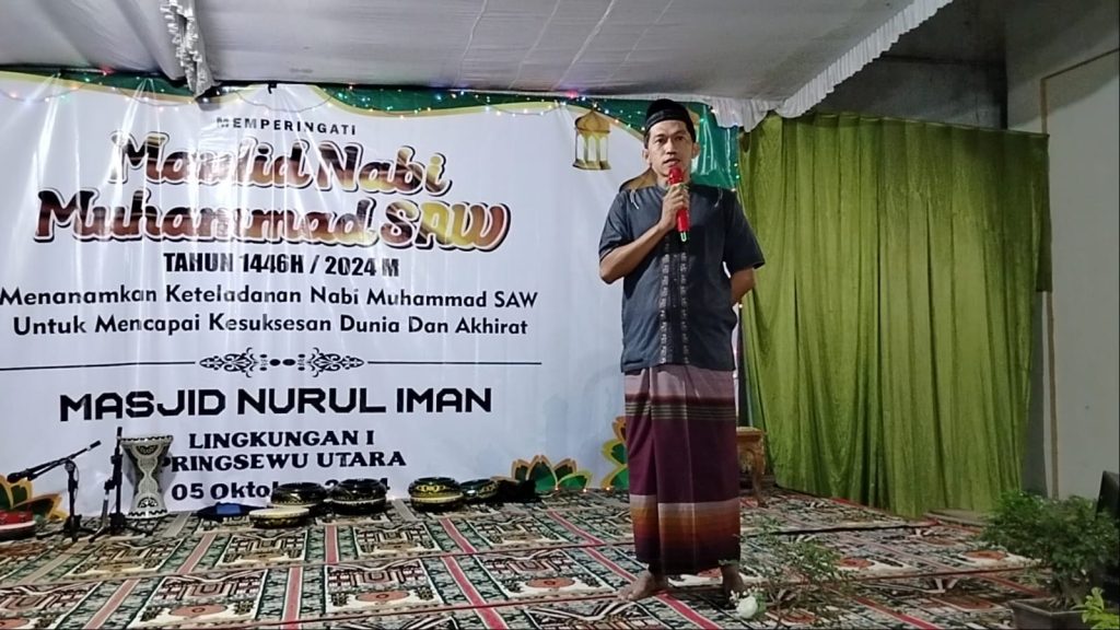 RT 01 & 02 LK1 Pringsewu Utara Peringati Maulid Nabi Muhammad SAW 1446 H / 2024 Minstruksi.co.id Pringsewu - Jama'ah Masjid Nurul Iman Lingkungan 1, RT 01 dan 02 Kelurahan Pringsewu Utara Kecamatan Pringsewu Kabupaten Pringsewu bersama Panitia Hari Besar Islam (PHBI) setempat melaksanakan kegiatan memperingati Maulid Nabi Muhammad SAW Tahun 1446 H / 2024 M, Sabtu (5/10/2024). Sebelum kegiatan ini dilaksanakan jama'ah Masjid Nurul Iman membentuk kepanitiaan khusus kegiatan Maulid Nabi Muhammad SAW ini agar kegiatan dapat berjalan dengan baik. Mulai dari rapat pembentukan seksi-seksi kepanitiaan dan lainya. Hingga kegiatan dilaksanakan sesuai kesepakatan yaitu hari Sabtu malam 05 Oktober 2024. Seperti yang disampaikan Prayitno dalam sambutanya atas nama ketua kepanitiaan sangat mengapresiasi atas terselenggaranya kegiatan ini. "Alhamdulillah pada malam ini kita telah dapat melaksanakan kegiatan memperingati Maulid Nabi Muhammad SAW dengan meriah, semoga dalam semangat kita ini dapat menambah memperkuat iman dan Islam kita. Sesuai dengan tema "Menanamkan Keteladanan Nabi Muhammad SAW Untuk Mencapai Kesuksesan Dunia Akhirat," "Juga saya sampaikan ucapan terimakasih serta apresiasi untuk panitia serta seluruh warga masyarakat dalam kita bersama sama menyukseskan kegiatan ini," ucapnya. Antusias jama'ah menghadiri kegiatan tersebut, baik dari lingkungan masjid Nurul Iman juga dari undangan lainya. Penampilan Hadroh menyambut Kedatangan para tamu undangan. Dalam kesempatan ini tema yang diangkat dalam Maulid Nabi Muhammad SAW Tahun 1446 H / 2024 M ini adalah, "Menanamkan Keteladanan Nabi Muhammad SAW Untuk Mencapai Kesuksesan Dunia Akhirat," Tak lupa juga beberapa penampilan yang di tampilkan dari anak anak pengajian setempat, diantaranya senandung islami, sholawat serta Da'i. Berkesempatan hadir dalam undangan memberikan siraman rohani Ustadz KH.Muhammad Tohari, dimana beliau adalah salah seorang Da'i kondang di kabupaten Pringsewu walau sudah berusia cukup sepuh namun semangat berdakwah masih membara. Ustadz KH.Muhammad Tohari menyampaikan siraman rohaninya dengan gaya khasnya, mengajak beribadah dan memantapkan ke imanan dan ke Islaman kita. "Mari kita beribadah laksanakan segalah yang di perintahkan Allah SWT, tingkatkan ke Imanan dan ke Islaman laksanakan Sholat lima waktu serta amal ibadah lainya jauhi semua larangan larangan Allah SWT. Karena yang akan kita bawa menghadap nanti adalah amal ibadah kita," dalam sedikit kutipan ceramahnya. Tak terasa 1 jam 30 menit siraman rohani yang diberikan oleh ustadz KH Muhammad Tohari sampai dengan berakhirnya ceramahnya maka berakhir pula acara kegiatan memperingati Maulid Nabi Muhammad SAW 1446 H / 2024 di Masjid Nurul Iman LK1 RT 01 & 02 Pringsewu Utara yang ditutup dengan Do'a. (Hikmah)