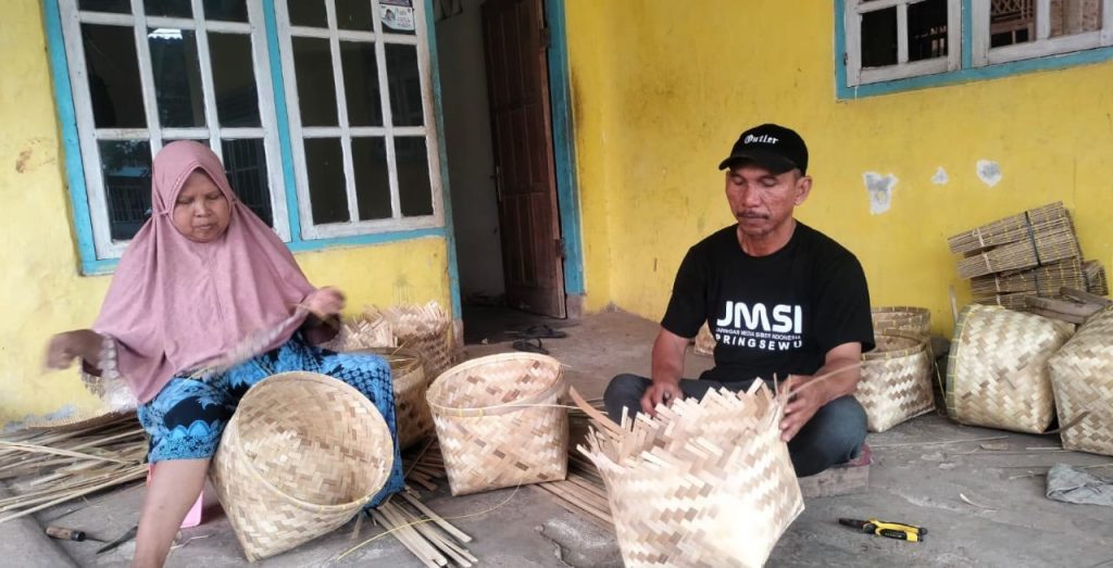 instruksi.co.id, Pringsewu - Gerakan penanaman bambu yang diprakarsai oleh Penjabat Bupati Pringsewu, Marindo Kurniawan, melalui surat edaran bernomor 031/630/U.06/2024, semakin mendapat perhatian. Inisiatif ini tidak hanya sekadar ajakan, melainkan sebuah seruan untuk membangun kesadaran kolektif masyarakat akan pentingnya bambu bagi lingkungan dan ekonomi lokal.Syaifullah, Ketua Jaringan Media Siber Indonesia (JMSI) Pringsewu, mengungkapkan bahwa bambu merupakan ikon dan ciri khas daerah tersebut. Di Kecamatan Gadingrejo, tanaman ini telah menjadi bagian integral dari kehidupan masyarakat, khususnya dalam aspek ekonomi.

Dalam penjelasannya, Syaifullah menyebutkan bahwa pengolahan bambu menjadi berbagai produk perabotan rumah tangga berpusat di tiga pekon, yaitu Kediri, Mataram, dan Tulung Agung. "Di Pekon Tulung Agung, sekitar 90 persen warga menggantungkan hidup dari usaha pengayaman bambu," terangnya.

Meskipun demikian, pasokan bambu yang diperlukan oleh para pengrajin di Gadingrejo saat ini masih bergantung pada pasokan dari luar daerah. "Mereka harus membeli bambu dari Pujorahayu dan Roworejo di Kabupaten Pesawaran," imbuh Syaifullah, yang juga meraih juara kedua dalam lomba artikel bertajuk "Membangun Pringsewu dari Bambu."

Situasi ini, menurutnya, mengindikasikan perlunya penanaman bambu di daerah Pringsewu. Jika tidak segera dilakukan, ada risiko pasokan bambu akan semakin menipis, yang tentunya akan berdampak buruk pada perekonomian lokal.

Syaifullah juga melihat peluang bagi masyarakat Pringsewu untuk membuka lahan atau perkebunan bambu. Tanaman ini, selain tidak memerlukan perawatan yang rumit, juga memiliki nilai ekonomis yang tinggi. "Bambu bisa menjadi peluang usaha yang menjanjikan," katanya.

Lebih jauh, Syaifullah menekankan bahwa kesadaran kolektif untuk kembali menanam bambu sangat penting. Bambu memiliki banyak manfaat, salah satunya adalah kemampuannya untuk menyimpan air, yang sangat berharga di musim kemarau.

Keberadaan bambu juga berperan dalam penghijauan dan perlindungan lingkungan. Dengan akar serabutnya, bambu mampu mencegah erosi tanah dan menjaga kesuburan lahan. "Mari kita awali gerakan ini dari diri kita sendiri dengan menanam bambu di lahan-lahan yang tersedia," ajak Syaifullah.

Kampanye Bambunisasi ini bukan hanya soal penanaman, tetapi juga pendidikan. Masyarakat perlu diedukasi tentang manfaat bambu dan teknik penanaman yang tepat. "Dengan pengetahuan yang baik, kita bisa memaksimalkan potensi bambu sebagai sumber daya alam yang berkelanjutan," tambahnya.

Bentuk dukungan dari berbagai pihak, termasuk pemerintah dan masyarakat, akan sangat berpengaruh dalam kelangsungan gerakan ini. Kerjasama antar stakeholder diharapkan bisa meningkatkan hasil dari penanaman bambu.

Melalui gerakan ini, diharapkan masyarakat Pringsewu akan lebih menghargai keberadaan bambu dan memahami pentingnya menjaga keberlanjutannya untuk generasi mendatang. Mari bersama-sama menyukseskan Bambunisasi untuk masa depan yang lebih baik.(instruksi/*)
