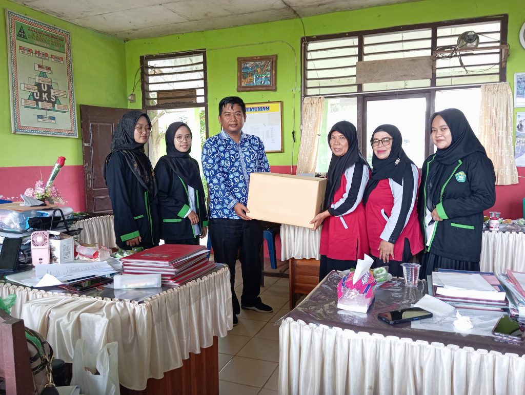 iinstruksi.co.id, Pringsewu – Unit Pelaksana Teknis Sekolah Dasar Negeri (UPT SDN) 3 Fajaresuk Kecamatan Pringsewu menjadi saksi berakhirnya masa Praktek Pengalaman Lapangan (PPL) yang dijalani oleh mahasiswa dari Sekolah Tinggi Ilmu Tarbiyah (STIT) Pringsewu. Setelah menjalani 40 hari penuh dengan berbagai aktivitas belajar dan praktik, hari ini Jum’at (11/10/2024) para mahasiswa tersebut secara resmi ditarik kembali ke kampus dalam acara pelepasan yang berlangsung khidmat.Acara ini dihadiri oleh Kepala UPT SDN 3 Fajaresuk Zulaikha, S.Pd.SD, Dosen Pembimbing Lapangan Dr. Muhammad Idris, M.Pd.I, Guru Pamong Siti Hasanah, S.Pd.SD, para dewan guru dan juga staf di lingkungan UPT SDN 3 Fajaresuk. Kehadiran mereka memberikan dukungan penuh terhadap mahasiswa yang telah menyelesaikan masa PPL.

Dalam sambutannya, Dr. Muhammad Idris, M.Pd.I. mengucapkan terima kasih yang sebesar-besarnya kepada UPT SDN 3 Fajaresuk atas kesempatan yang telah diberikan kepada mahasiswa STIT Pringsewu untuk belajar dan berpraktek di lembaga pendidikan tersebut. Lebih lanjut alumni lulusan Doktor (S3) Manajemen Pendidikan Islam UIN Raden Intan Lampung ini juga mengungkapkan harapannya agar kerjasama ini tidak hanya berhenti pada program PPL, tetapi dapat berkembang menjadi program magang atau bahkan Merdeka Belajar Kampus Merdeka (MBKM), yang menawarkan kesempatan belajar yang lebih luas bagi mahasiswa dari berbagai program studi.

“Sebelum PPL mahasiswa sudah dibekali banyak teori pembelajaran yang kami berikan di kampus, dengan program PPL melalui praktik di UPT SDN 3 Fajaresuk ini, mereka bisa langsung terlibat dalam pembelajaran nyata. Ini adalah pengalaman yang sangat berharga yang akan membekali mereka baik secara teoritis maupun praktis. Ini merupakan perwujudan kerjasama pendidikan sekolah dengan kampus,” ungkap Dr. Muhammad Idris.

Kepala UPT SDN 3 Fajaresuk, Zuliakha, S.Pd.SD, dalam sambutannya menyampaikan rasa terima kasih kepada STIT Pringsewu melalui dosen pembimbing Dr. Muhammad Idris, M.Pd.I dan tiga mahasiswa PPL yaitu Friska Tri Anggraeni, Titin Komariah dan Yana Fauziyah atas kontribusi mereka dalam mendukung proses pembelajaran khususnya mata pelajaran keagamaan.

"Kerjasama ini sangat strategis bagi kedua belah pihak. Bagi kami, kehadiran mahasiswa PPL dari STIT Pringsewu memberikan dampak positif, terutama dalam memperkuat pembelajaran di bidang studi keagamaan. Di sisi lain, mahasiswa mendapatkan pengalaman praktis yang bermanfaat untuk masa depan mereka sebagai calon pendidik. Kami berharap kerjasama yang baik ini dapat terus berlanjut di masa depan, dan apa yang dipelajari di sini dapat bermanfaat bagi mahasiswa dalam karier mereka,” ucapnya.

Perwakilan mahasiswa PPL, Friska Tri Anggraeni menyampaikan apresiasi atas kesempatan yang diberikan. "Kami merasa bersyukur bisa menjalani PPL di UPT SDN 3 Fajaresuk. Selain meningkatkan kemampuan mengajar, kami juga belajar berinteraksi dengan siswa dan mempraktikkan langsung ilmu yang kami dapatkan di perkuliahan, terlebih rasa kekeluargaan yang erat sudah terjalin selama ini" ucap mahasiswa Prodi Manajemen Pendidikan Islam ini sambil meneteskan air mata saat mewakili mahasiswa sambutan perpisahan.

Kerjasama antara STIT Pringsewu dan UPT SDN 3 Fajaresuk melalui program PPL ini diharapkan dapat terus berlanjut dan semakin berkembang, sehingga memberikan manfaat bagi kedua institusi dalam meningkatkan kualitas pendidikan, khususnya di bidang agama. Acara penarikan mahasiswa PPL diakhiri dengan foto bersama dan pemberian kenang-kenangan dari kampus kepada pihak UPT SDN 3 Fajaresuk sebagai simbol rasa terima kasih atas bimbingan dan pengalaman yang telah diberikan. (rilis/idris)