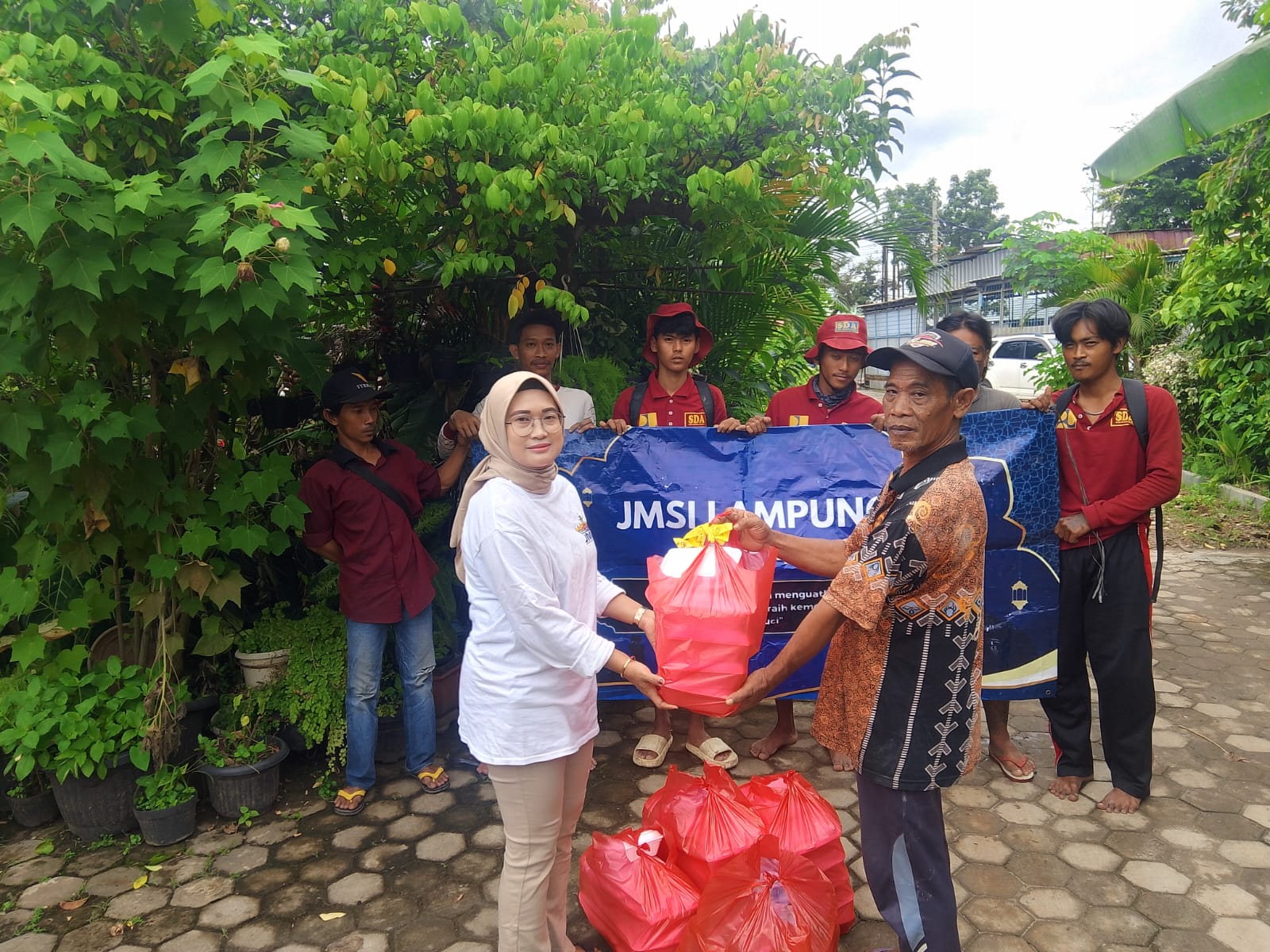 instruksi.co.id, Bandar Lampung - Sebagai bentuk kepedulian terhadap masyarakat Way Halim dan sekitar. Selain berdekatan dengan sekretariat JMSI Lampung, warga sekitar dinilai perlu menjadi perhatian organisasi pemilik media ini. Kegiatan ini dilakukan untuk membantu masyarakat yang membutuhkan, sekaligus mempererat hubungan antara JMSI dan warga sekitar, Jumat, 17-1-2025. "Kegiatan ini merupakan salah satu wujud nyata kami untuk berbagi dan peduli terhadap sesama. Semoga apa yang kami berikan dapat sedikit meringankan sedikit beban masyarakat,” ujar Ahmad Novriwan Ketua JMSI Lampung Jumat Berbagi yang dikemas dalam bentuk Nasi kotak ini, dibagikan kepada para pedagang kaki lima, pemulung, tukang ojek, hingga warga sekitar yang membutuhkan. Slamet (56) mengaku sangat terbantu dengan kegiatan ini. “Saya sangat bersyukur atas bantuan ini. Nasi kotak ini sangat berarti bagi kami, terutama di tengah kondisi yang sulit seperti sekarang,” ujarnya. Endang, Kepala Sekretariat JMSI mewakili pengurus berharap kegiatan sosial seperti ini bisa menjadi agenda rutin yang menginspirasi organisasi lain untuk turut peduli dan berbagi dengan masyarakat sekitar. (rls)