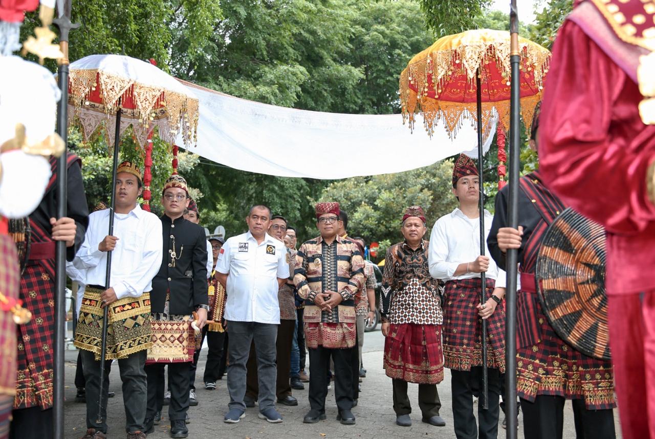 instruksi.co.id - Lampung - Semua negara maju di Asia saat ini sangat menjunjung tinggi budaya bangsa mereka. Hal ini disampaikan Rektor Universitas Lampung (Unila) Prof Lusmeilia Afriani, D.E.A., IPM pada acara Anugerah Be Strong Festival Kebudayaan da Cinta Tanah Air, Kamis, 16-1-2025. Sejarah membuktikan bahwa negara-negara maju di Asia memulai eksistensi global mereka melalui kebudayaan yang tertuang dalam karya seni berupa musik, film, dengan ciri khas negara mereka. Korea Selatan, dengan K-Pop dan dramanya; China dengan film dan musik Mandarin;Jepang dengan musik, film, anime/kartun; serta India dengan film dan musiknya adalah contoh nyata bagaimana kebudayaan bangsa di Asia menjadi alat strategis untuk mempromosikan potensi bangsa di kancah internasional. Indonesia, dengan kekayaan budaya yang beragam dan bernilai luhur, memiliki potensi yang tidak kalah besar untuk bersaing di tingkat global. Festival Kebudayaan dan Cinta Tanah Air ini, l bukan sekadar perayaan seni dan budaya, melainkan bagian penting dari komitmen Universitas Lampung untuk turut berkontribusi dalam kemajuan Bangsa Indonesia. Komitmen ini dituangkan ke dalam program kerja Be Strong Universitas Lampung.Sebagai program strategis Unila, Be Strong dirancanguntuk membawa Unila menuju pengakuan sebagai World Class University dengan memperkuat berbagai pilar, termasuk pelestarian budaya melalui seni, inovasi, dan pemberdayaan generasi muda. Festival kebudayaan dan cinta tanah air ini menjadi salah satu wujudnya ya dari program BE STRONG pada program Services for Community. Salah satu tujuan dalam program ini adalah meningkatkan kesadaran dan kebanggaan terhadap budaya bangsa Indonesia serta mendorong kontribusi aktif generasi muda dalam pengembangan dan pelestariannya. Dengan mengusung tema"Menguatkan Identitas Bangsa melalui Kebudayaan di Era Globalisasi", Kegiatan inisangat relevan dengan semangat yang terkandung dalam Program BE STRONG. Melalui kegiatan Dialog Kebudayaan, pameran seni, dan hiburan yang memadukan seni tradisional dan modern diharapkan dapat memberi ruang bagikita untuk berdiskusi, belajar, dan berkontribusi dalam melestarikan budaya Indonesia. Acara ini juga mencerminkan peran penting generasi muda sebagai pelaku utama dalam melanjutkan estafet kebudayaan bangsa Indonesia di tengah tantangan global. Rektor Universitas Lampung, mendukung dialog yang mempertemukan akademisi, seniman, tokoh budaya, dan generasi muda ini. Universitas Lampung berkomitmen untuk menjadi pusat pengembangan dan pelestarian budaya lokal, baik melalui integrasi dalam kurikulum pendidikan tinggi maupun penelitian kebudayaan yang berkelanjutan. “Saya juga ingin menyampaikan apresiasi kepada seluruh pihak yang telah berkontribusi dalam menyukseskan acara ini. Terima kasih atas dedikasi dan semangatnya dalam memperkuat identitas bangsa dan budaya Indonesia.” “Semoga Festival Kebudayaan dan Cinta Tanah Air ini menjadi langkah nyata menuju Indonesia yang bermartabat, kuat, dan dihormati di dunia internasional. Juga sebagai wujud semangat Unilauntuk menyongsong Indonesia Emas 2045.” (rls)