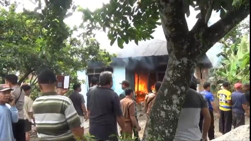 instruksi.co.id, Way Kanan – Kejadian yang tidak diingnkan menimpa Junaidi, warga Lingkungan 3 kelurahan Pasar Banjit, Kecamatan Banjit, Kabupaten Way Kanan - Lampung. Dimana sebuah rumah permanen miliknya dilahap sijago merah, dugaan sementara itu terjadi lantaran adanya korsleting listrik dirumah tersebut. Kebakaran tersebut terjadi pada Selasa 14 Januari 2025 sekira pukul 11.00 WIB. Peristiwa kebakaran ini pertama kali diketahui oleh warga, pasalnya saat kejadian Junaidi pemilik rumah tengah berada dikebun. Beruntung dalam peristiwa kebakaran rumah ini tidak menimbulkan korban jiwa, namun pemilik rumah mengalami kerugian materil karena rumah mengalami rusak berat dan barang-barang se isi rumah pun habis terbakar. Saksi awalnya melihat kepulan asap pada bagian rumah, kemudian disusul kobaran api yang cukup besar,spontan dirinya berlari ke Masjid untuk menyiarkan terjadi kebakaran di lingkungannya dengan menggunakan mikropon. Warga sekitar saat kejadian sudah berupaya melakukan upaya pemadaman dengan alat seadanya menggunakan ember, teng semprot dan mesin steam motor, namun api cepat menjalar hingga menghanguskanse isi rumah. Dengan adanya peristiwa kebakaran tersebut, pemilik rumah saat ini terpaksa mengungsi ke rumah kerabat dan tetangga terdekatnya, karena rumah mengalami rusak berat dan tidak bisa dihuni kembali. Seperti yang disampaikan oleh Nur Muhammad Ali selaku Lurah pasar Banjit saat dihubungi awak media ini menyampaikan bahwa penyebab kebakaran tersebut diduga karena korsleting Listrik. "Iya benar telah terjadi kebakaran, posisi saya saat terjadi kebakaran tersebut sedang berada di lokasi bersama warga untuk membantu memadamkan api yang sedang berkobar dirumah milik bapak Junaidi tersebut. Dugaan sementara terjadinya kebakaran rumah permanen yang beralamatdi Kelurahan Pasar Banjit Lingkungan 3 ini lantaran adanya korsleting listrik,”terngnya. Lebih lanjut Nur Muhammad Ali mengatakan, “Dengan semangat, warga saling bahu membahu membatu untuk memadamkan api yang sedang berkobar. Mereka menyiram api tersebut dengan menggunakan alat alat seadanya hingga akhirnya api dapat dipadamkan. Namun demikian untuk nilai kerugian belum bisa dipastikan,”pungkasnya. Dengan kejadian ini juga Rojali selaku kabiro media instruksi.co.id Way Kanan gerak cepat menghubungi pihak BPBD Way Kanan, dengan adanya musibah yang dialami oleh Junaidi ini serta melihat kondisi rumah dan seisinya yang telah hangus terbakar untuk meminta bantuan meringankan beban warga tersebut. (Rojali) 