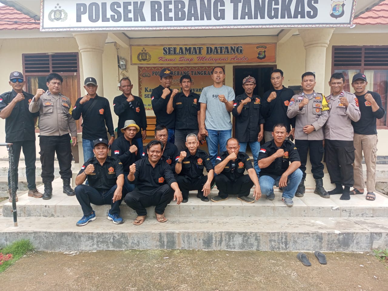 instruksi.co.id, Rebang Tangkas Way Kanan -Kegiatan yang berlangsung pada Sabtu (8/2/25), di Polsek Rebang Tangkas. Giat ini bertujuan untuk mempererat hubungan silaturahmi antara Polri dengan masyarakat, dalam rangka menciptakan situasi Kamtibmas yang aman dan kondusif. Kapolsek Rebang tangkas Iptu I Ketut Suwardi Artono dan anggota dalam sambutannya mengucapkan terima kasih atas kehadiran ormas, Keluarga Orang Sumatra Terintergrasi (KOSTRAT) dan pengurus perguruan yang telah meluangkan waktunya untuk hadir dalam kegiatan ini. Ia menyampaikan bahwa tujuan utama dari pertemuan ini adalah untuk menjalin silaturahmi dan mempererat hubungan antara Polsek Rebang Tangkas dengan seluruh elemen masyarakat. Kapolsek juga menekankan pentingnya sinergitas, soliditas dan kebersamaan dalam menjaga keamanan dan ketertiban. Ia pun berharap, seluruh elemen masyarakat dapat berperan aktif dan mendukung aparat keamanan TNI-Polri dalam menjaga keamanan, di lingkungan masing-masing. Sementara itu, Ketua Kostrat DPC Dan Ketua Kostrat DPAC Kecamatan Banjit , beserta anggota-anggotanya sekaligus mewakili seluruh elemen masyarakat yang hadir menyatakan komitmennya untuk mendukung Polsek Rebang Tangkas dalam menciptakan situasi Kamtibmas yang aman, nyaman dan kondusif diwilayah Polsek Rebang tangkas.(Rojali)