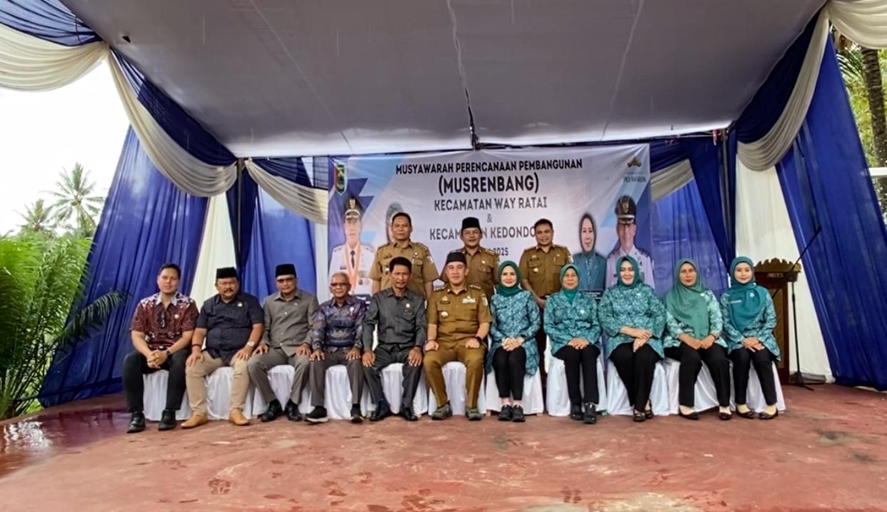 instruksi.co.id, Pesawaran - Bupati Pesawaran Dendi Ramadhona menghadiri Musyawarah Perencanaan Pembangunan (Musrenbang) Kecamatan Way Khilau dalam rangka penyusunan Rencana Kerja Pemerintah Daerah (RKPD) Tahun 2026. Kegiatan ini berlangsung di Balai Desa Kota Jawa, Kecamatan Way Khilau, pada Selasa (18/2/2025). Acara ini turut dihadiri oleh Ketua dan Wakil Ketua TP PKK, Anggota DPRD Kabupaten Pesawaran, Asisten Ekobang, para Kepala Perangkat Daerah, Kepala Bagian, Camat Way Khilau, serta jajaran Kepala Desa. Dalam sambutannya Bupati Dendi Ramadhona menekankan bahwa kebijakan pembangunan daerah harus selaras dengan prioritas nasional, provinsi, serta program unggulan daerah. Oleh karena itu, usulan rencana kerja yang disampaikan dalam Musrenbang harus benar-benar menjawab isu strategis pembangunan di Kecamatan Way Khilau, serta memprioritaskan program dan kegiatan yang mendesak dengan mengacu pada arah kebijakan RPJMD Kabupaten Pesawaran Tahun 2021-2026. “Saya mengapresiasi seluruh kepala desa dan jajaran yang terus berupaya menyampaikan aspirasi masyarakatnya masing-masing. Namun, perlu dipahami bahwa tidak semua usulan dapat terealisasi dalam satu tahun anggaran karena keterbatasan anggaran serta kendala administratif dan prioritas pembangunan lainnya,” ujar Bupati Dendi. Lebih lanjut, Bupati Dendi meminta seluruh perangkat daerah di Kabupaten Pesawaran, khususnya di Kecamatan Way Khilau, untuk berkomitmen dalam meningkatkan pelayanan publik serta mewujudkan kinerja pemerintahan yang adaptif, efektif, dan efisien guna menciptakan birokrasi yang modern dan responsif. Camat Way Khilau M. Nazamroni, juga menyampaikan harapannya agar usulan desa yang bersifat prioritas dapat terealisasi, terutama yang menjadi kebutuhan utama bagi masyarakat. “Setiap Musrenbang, kita selalu berupaya mengakomodasi semua usulan yang disampaikan oleh masyarakat melalui kepala desa. Harapan kita adalah agar skala pembangunan di Kecamatan Way Khilau terus meningkat,” ujar Camat Nazamroni. Selain itu pada kegiatan tersebut juga turut diserahkan bantuan bagi penghulu, guru ngaji, marbot, dan penjaga makam. Selain itu, bantuan perlengkapan sekolah bagi siswa SD dan SMP juga diberikan, serta pagu alokasi kegiatan fisik dan non-fisik tahun 2025 untuk Kecamatan Way Khilau.(Rudi Yatmoko/rls)