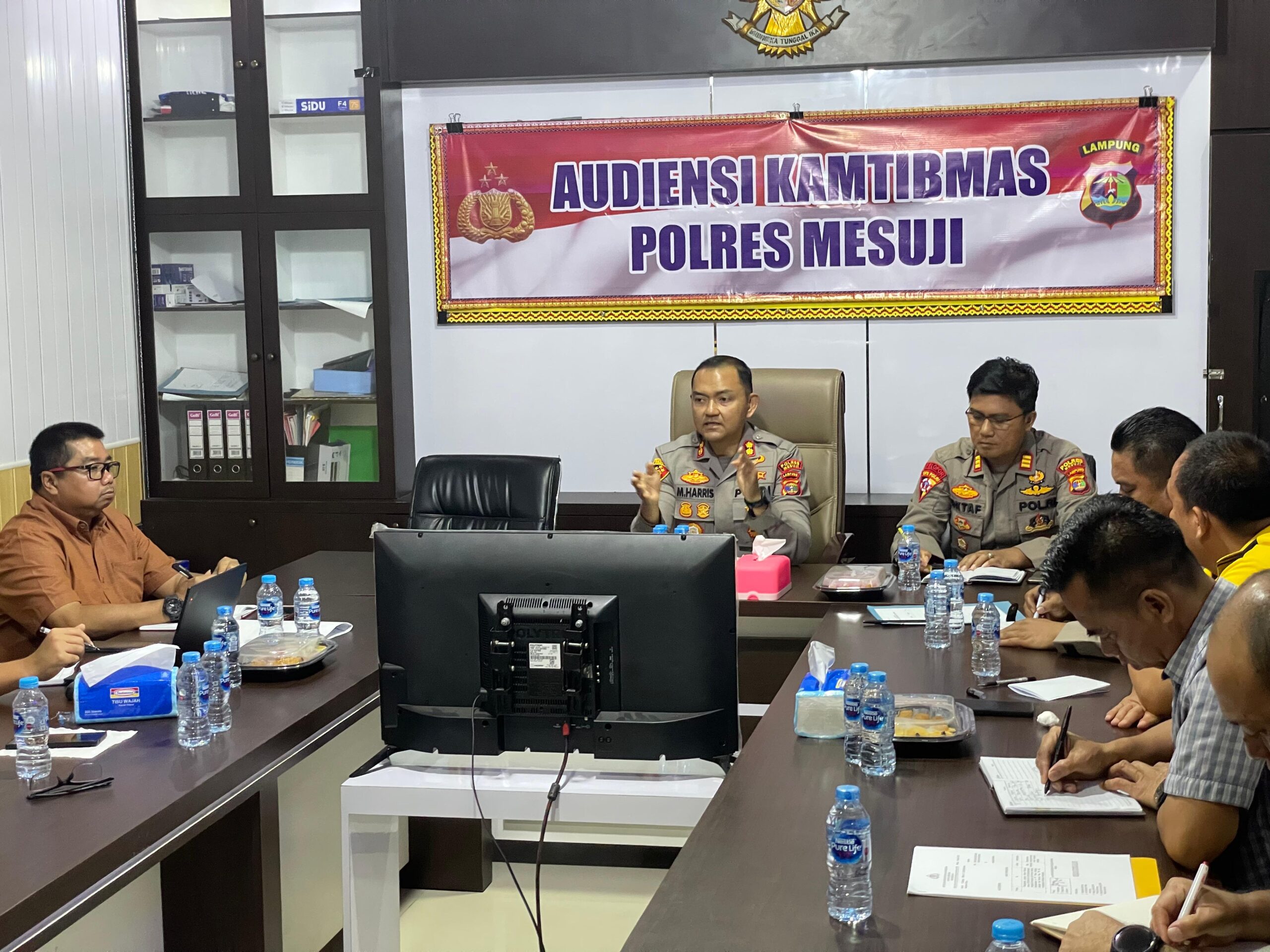 instruksi.co.id,  Lampung - Pasca kejadian pengrusakan di PT Prima Alumga, pihak kepolisian mengambil langkah strategis untuk memastikan situasi tetap kondusif. Polres setempat menggelar rapat pembahasan bersama jajaran PJU Polres dan manajemen PT Prima Alumga guna membahas beberapa aspek krusial, termasuk situasi perusahaan pasca kejadian, sistem keamanan, serta pola kemitraan yang telah diberikan perusahaan kepada masyarakat Desa Sungai Cambai. Kabid Humas Polda Lampung, Kombes Pol Yuni Iswandari Yuyun, menegaskan bahwa kepolisian terus berupaya menjaga keamanan dan mencegah potensi gangguan susulan. "Kami memastikan bahwa langkah-langkah pengamanan telah dioptimalkan. Selain itu, koordinasi dengan pihak perusahaan dan pemerintah daerah akan terus dilakukan guna mencari solusi terbaik bagi semua pihak," ujarnya, Sabtu (8/2/2025). Selain itu, patroli dialogis juga digelar pada Sabtu dan Minggu ini untuk mendeteksi kemungkinan adanya permasalahan baru pasca kejadian tersebut. Patroli ini dipimpin langsung oleh Kabag Ops bersama jajaran PJU Polres dan Kapolsek setempat. Langkah ini bertujuan untuk mengantisipasi potensi konflik serta memberikan rasa aman kepada masyarakat sekitar. Kombes Pol Yuni Iswandari Yuyun menambahkan bahwa kepolisian juga akan meningkatkan patroli di area perusahaan. "Keamanan perusahaan menjadi prioritas kami, termasuk dengan melakukan observasi terhadap akses masuk yang mungkin digunakan oleh pelaku kejahatan. Ini penting untuk mencegah kejadian serupa terulang kembali," jelasnya. Sebagai bentuk kepedulian terhadap masyarakat, Polres juga berencana mengadakan pelayanan kesehatan gratis bagi warga Sungai Cambai. Layanan ini meliputi pemeriksaan tensi darah dan cek gula darah, yang diharapkan dapat membantu masyarakat dalam menjaga kesehatannya. "Kehadiran kepolisian tidak hanya dalam aspek penegakan hukum, tetapi juga untuk memberikan manfaat bagi masyarakat. Kami ingin memastikan bahwa situasi tetap kondusif dan masyarakat mendapatkan perhatian yang layak," tambah Yuyun. Polda Lampung juga mengimbau seluruh masyarakat untuk tetap menjaga kondusivitas wilayah dan tidak mudah terprovokasi oleh informasi yang belum jelas kebenarannya. "Kami mengajak masyarakat untuk bersama-sama menjaga keamanan dan ketertiban. Jika ada potensi gangguan, segera laporkan kepada pihak kepolisian agar dapat segera ditindaklanjuti," pungkas Kombes Pol Yuni Iswandari Yuyun. Langkah-langkah ini diharapkan dapat menciptakan situasi yang lebih stabil, baik bagi pihak perusahaan maupun masyarakat sekitar, sehingga hubungan kemitraan yang harmonis dapat terus terjalin.(Rudi/rls)