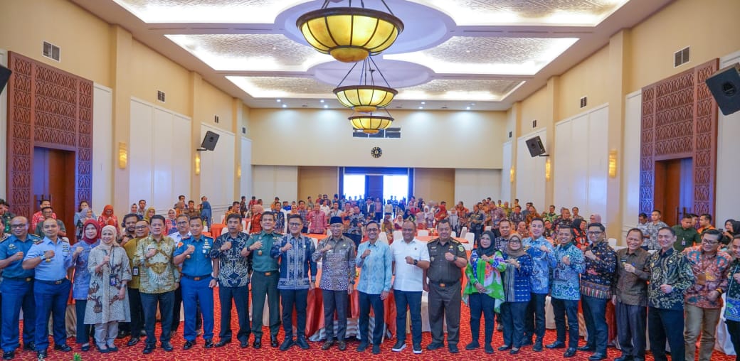 instruksi.co.id, Pringsewu - Bupati Pringsewu, H. Riyanto Pamungkas, menghadiri High Level Meeting (HLM) yang diselenggarakan dalam rangka Antisipasi Pengamanan Pemenuhan Kebutuhan Pangan Pokok dan Hal Penting lainnya pada Bulan Suci Ramadhan dan Hari Raya Idul Fitri 1446 H/2025 M. Kegiatan ini berlangsung di Kantor Perwakilan Bank Indonesia (BI) Provinsi Lampung pada Kamis, 6 Maret 2025. Dalam pertemuan tersebut, Bupati H. Riyanto Pamungkas didampingi oleh Asisten II Bidang Ekonomi dan Pembangunan, Drs. Masykur M.M. Pertemuan ini membahas berbagai langkah strategis dalam memastikan kelancaran pasokan pangan pokok dan kebutuhan penting lainnya selama Bulan Suci Ramadhan dan Hari Raya Idul Fitri 2025, guna menjaga kestabilan harga dan mencegah terjadinya kelangkaan. HLM ini dibuka oleh Gubernur Lampung Rahmad Mirzani Djausal berbagai pihak terkait, termasuk perwakilan dari instansi pemerintah, serta pemangku kepentingan lainnya turut serta melakukan koordinasi dan merumuskan langkah-langkah preventif dalam menghadapi permintaan pangan yang meningkat selama bulan suci dan hari raya tersebut. Bupati Pringsewu mengungkapkan pentingnya sinergi antara pemerintah daerah, instansi terkait, dan masyarakat untuk memastikan ketersediaan pangan yang cukup serta pengawasan terhadap distribusi barang kebutuhan pokok agar tetap terjaga dengan baik. Semoga hasil dari pertemuan ini dapat membawa manfaat yang besar bagi masyarakat, serta menciptakan situasi yang kondusif selama bulan Ramadhan dan Idul Fitri 2025 mendatang.(hikmah/rls)